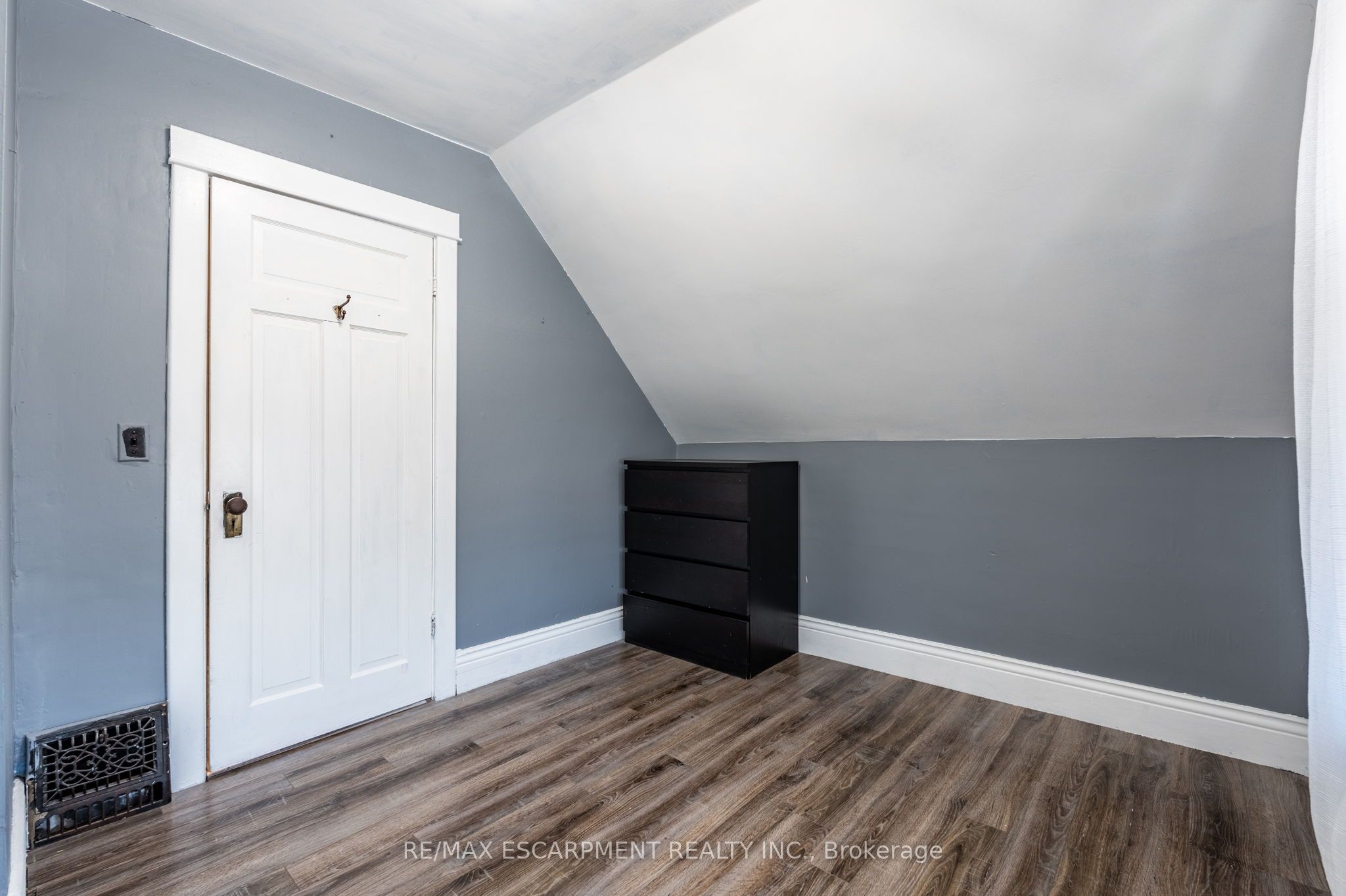52 Connaught Avenue N Property Photo 25