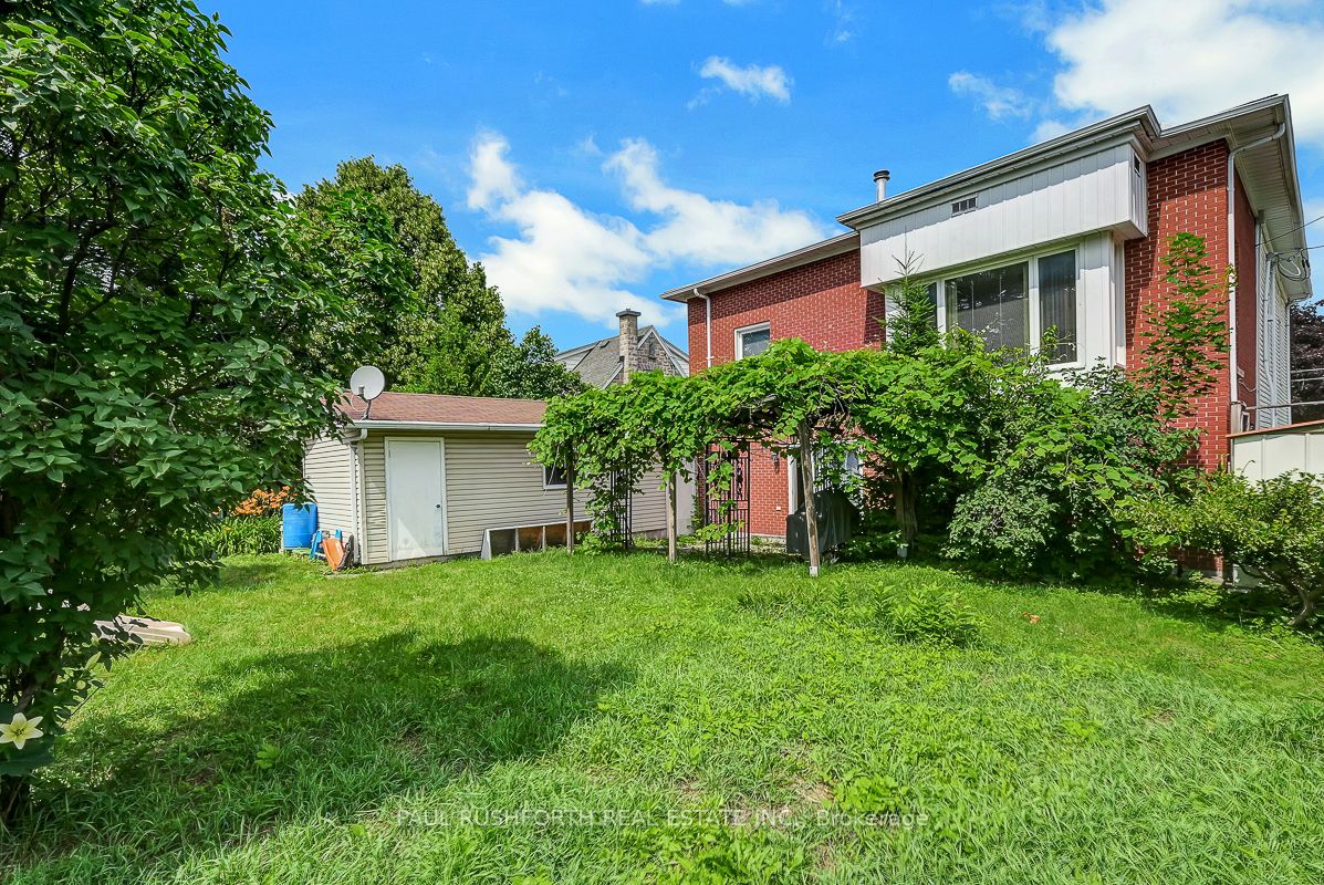249 Iona Street Property Photo 3