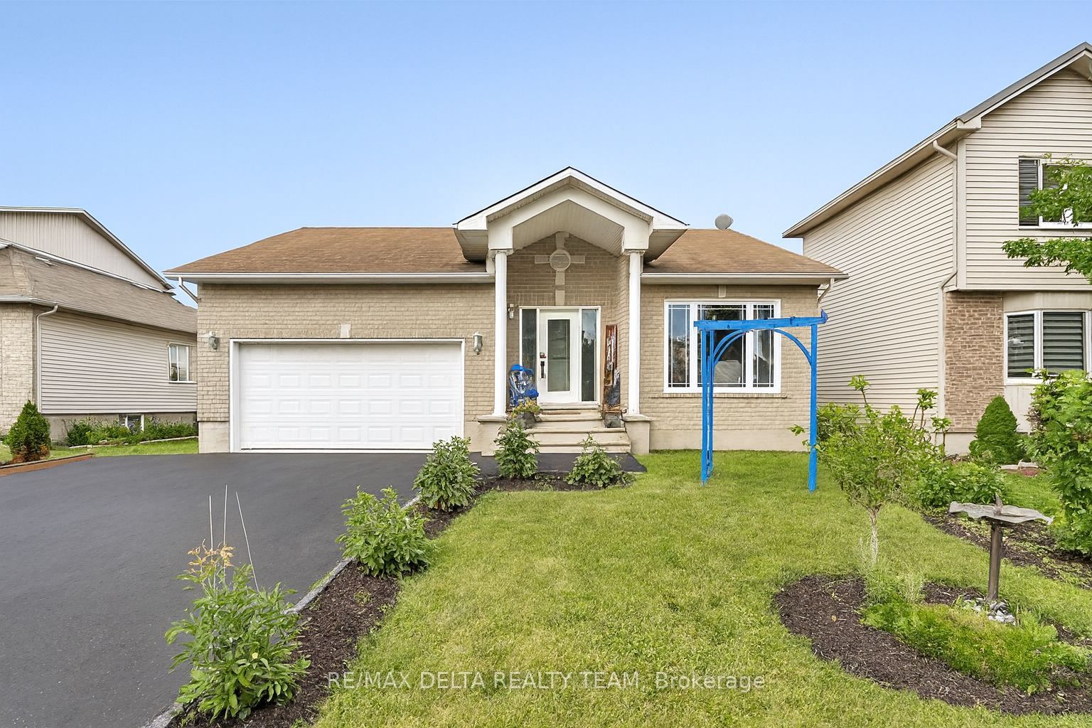 400 Centenaire Street Property Photo 1