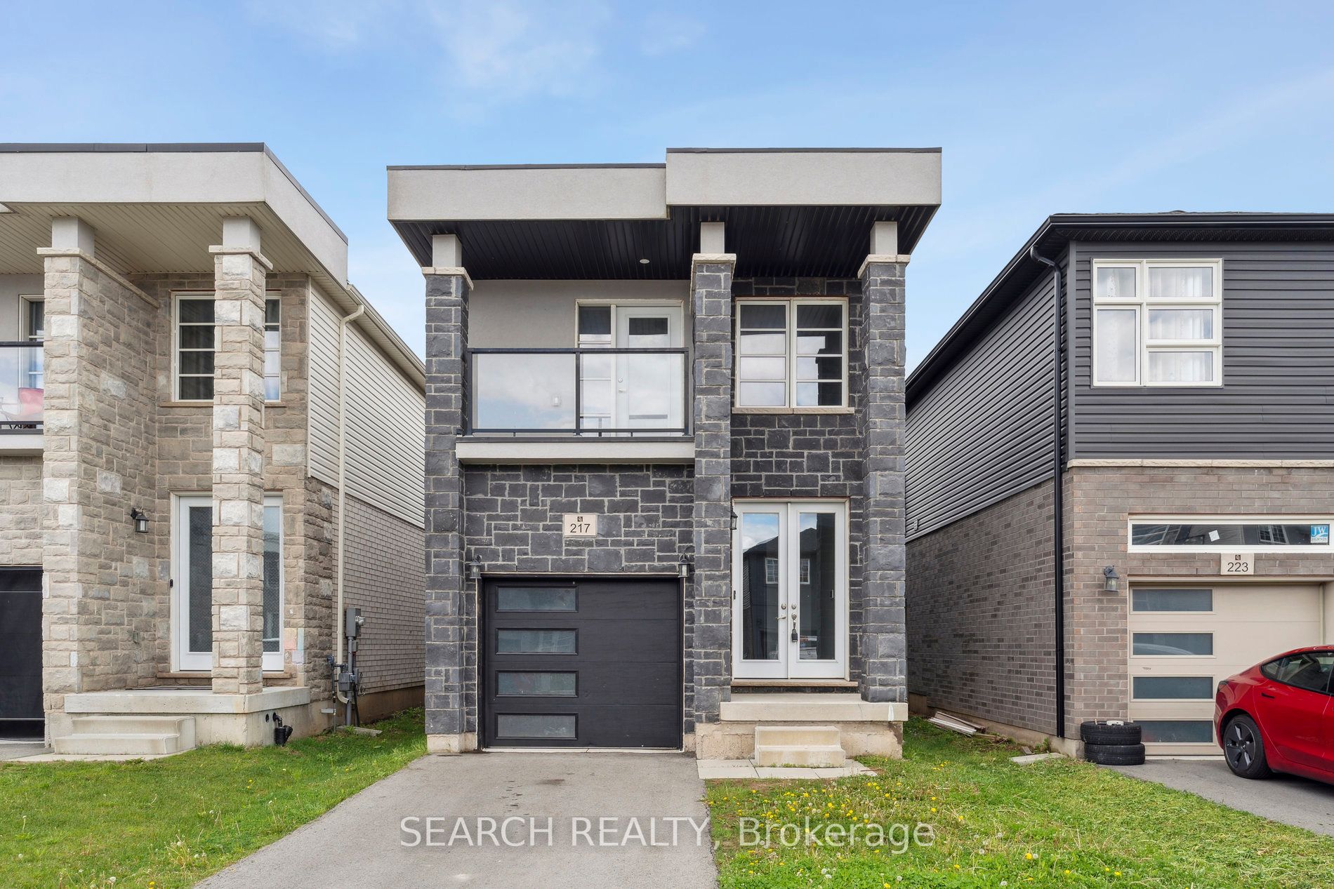 217 Louise St Property Photo 1
