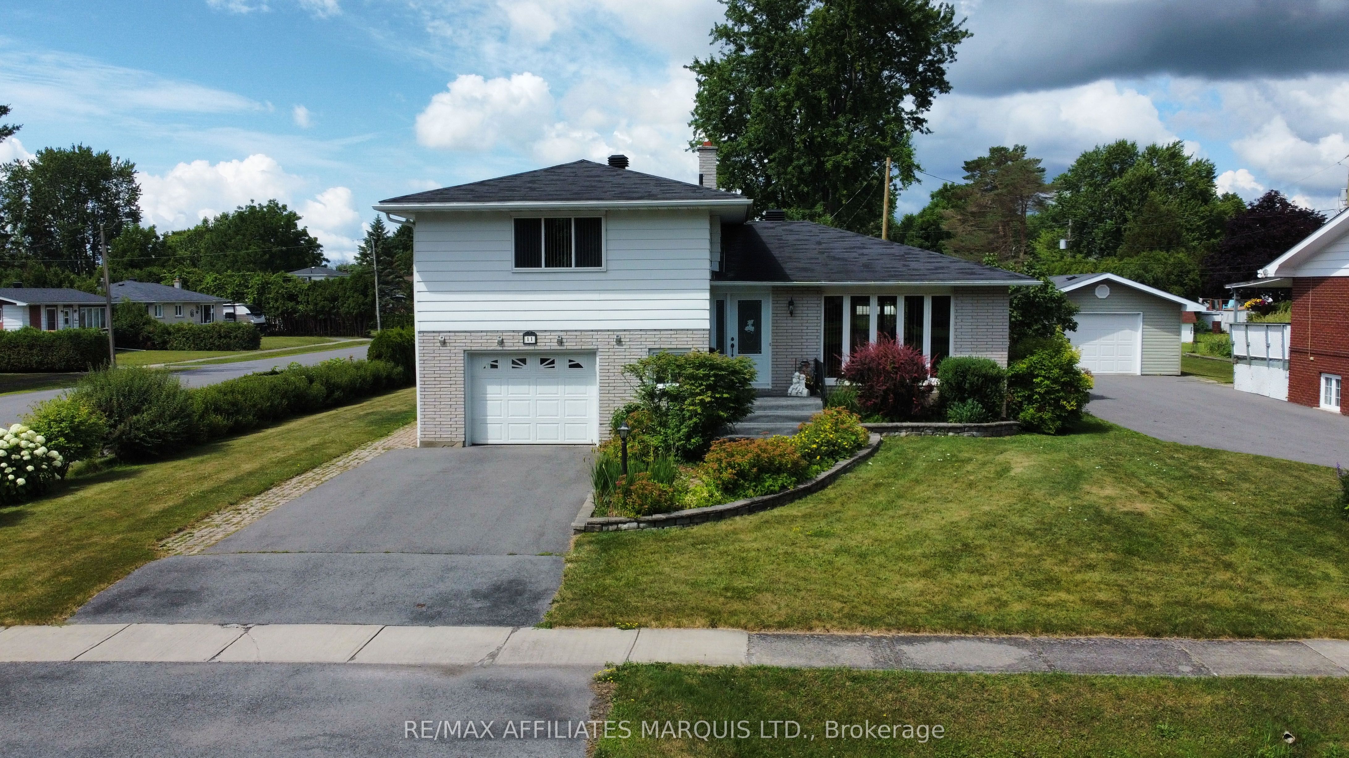 11 Ault Dr