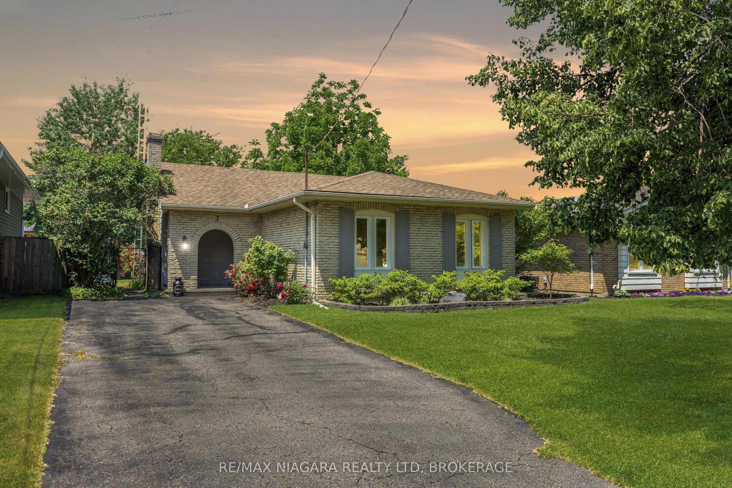 7 Ameer Dr Property Photo 1