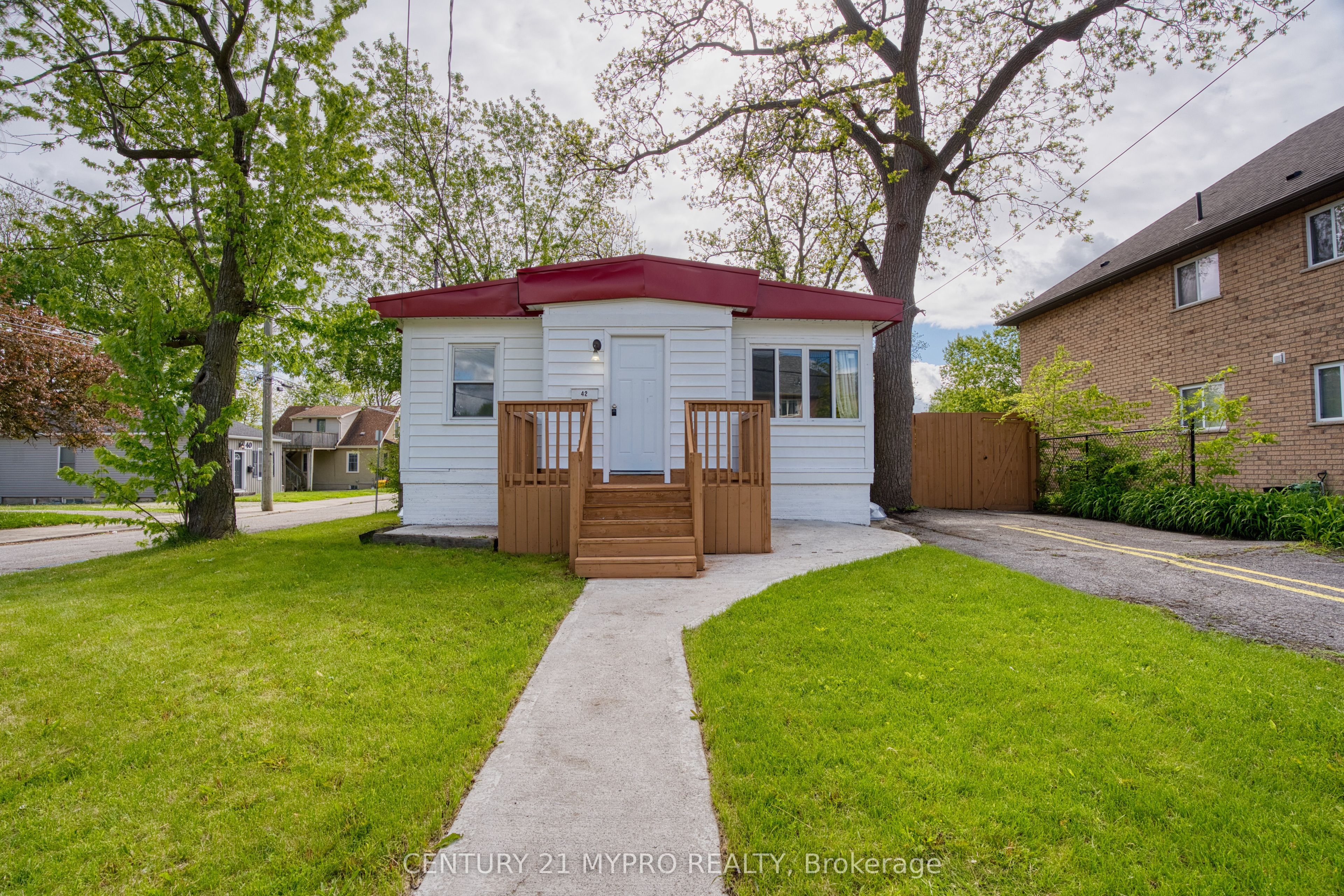 42 Irwin St Property Photo 1