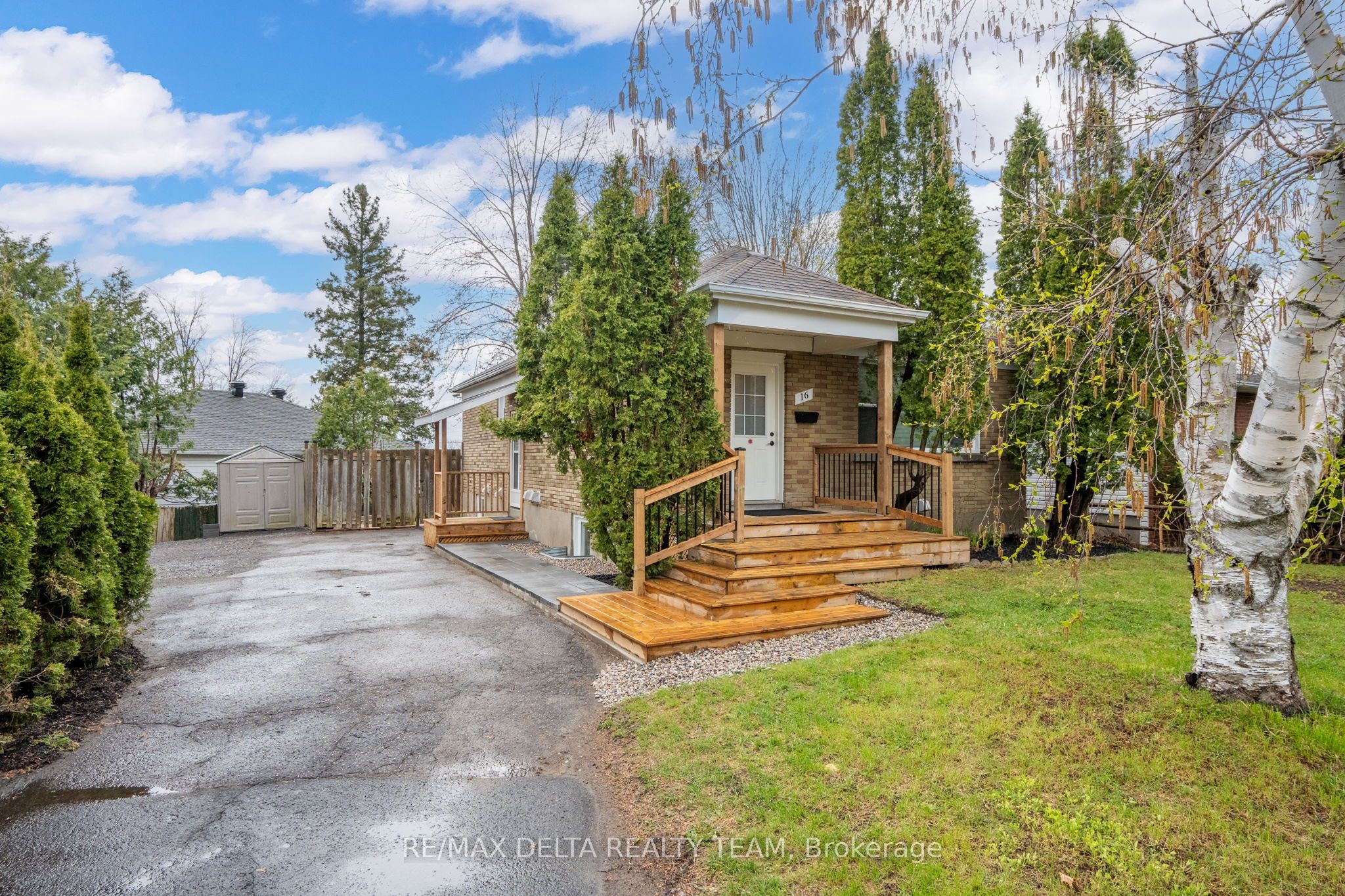 16 Seguin St Property Photo 1