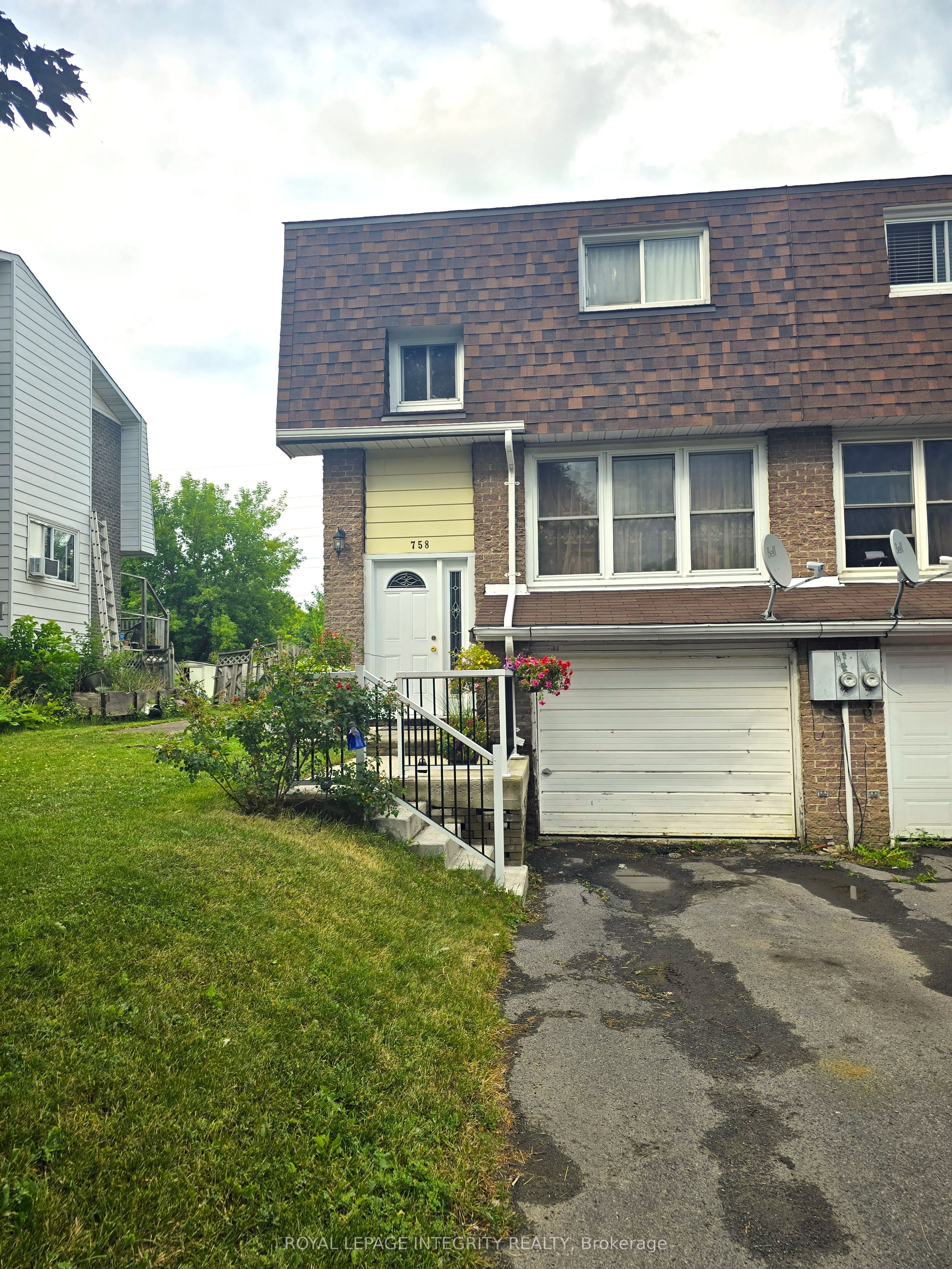 758 Glengarry Boulevard Property Photo 1