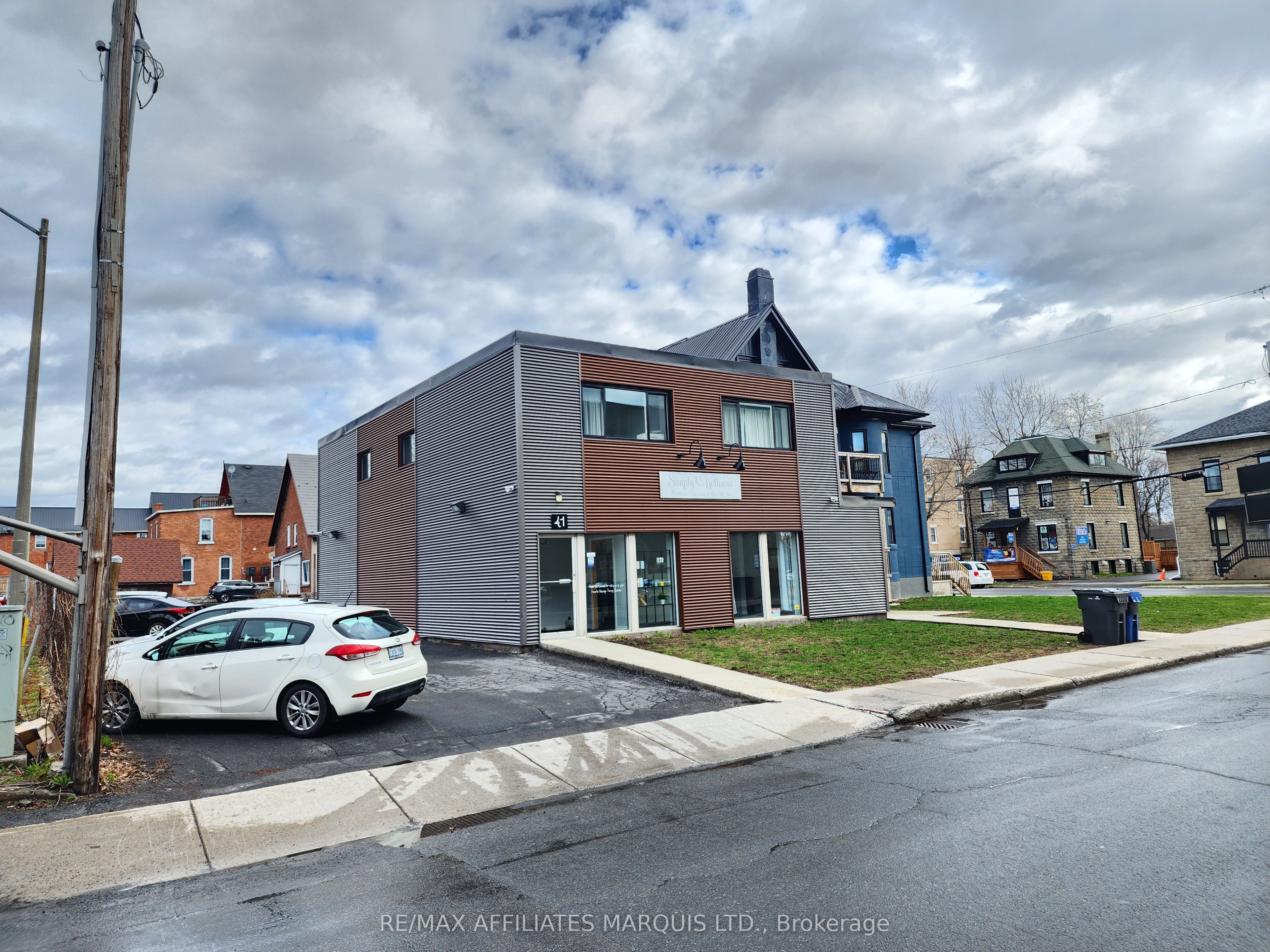 41 1st St E Property Photo 1