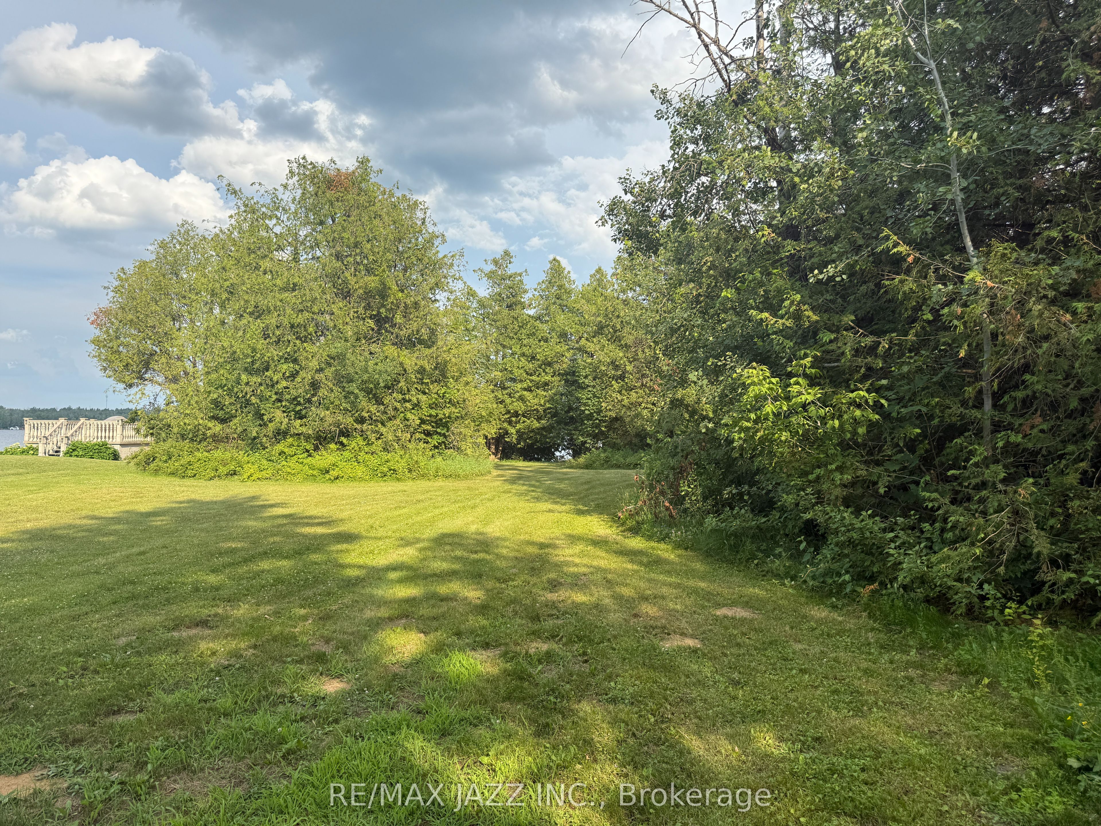 90/92 Pinewood Boulevard Property Photo 3