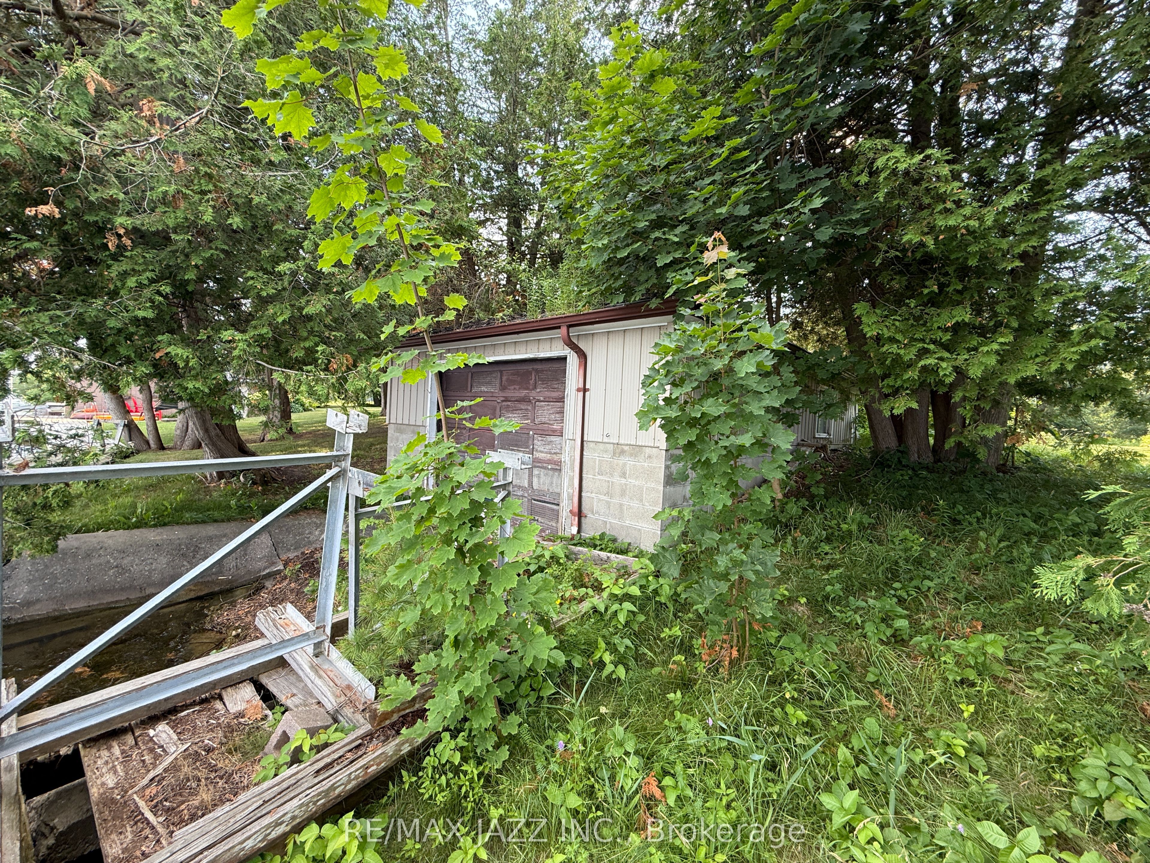 90/92 Pinewood Boulevard Property Photo 4