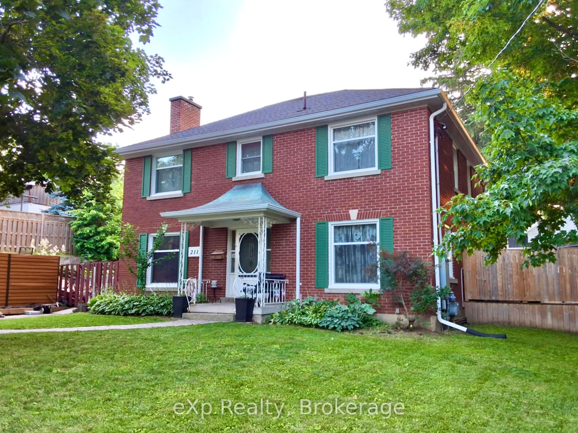 211 Victoria Street S Property Photo 1