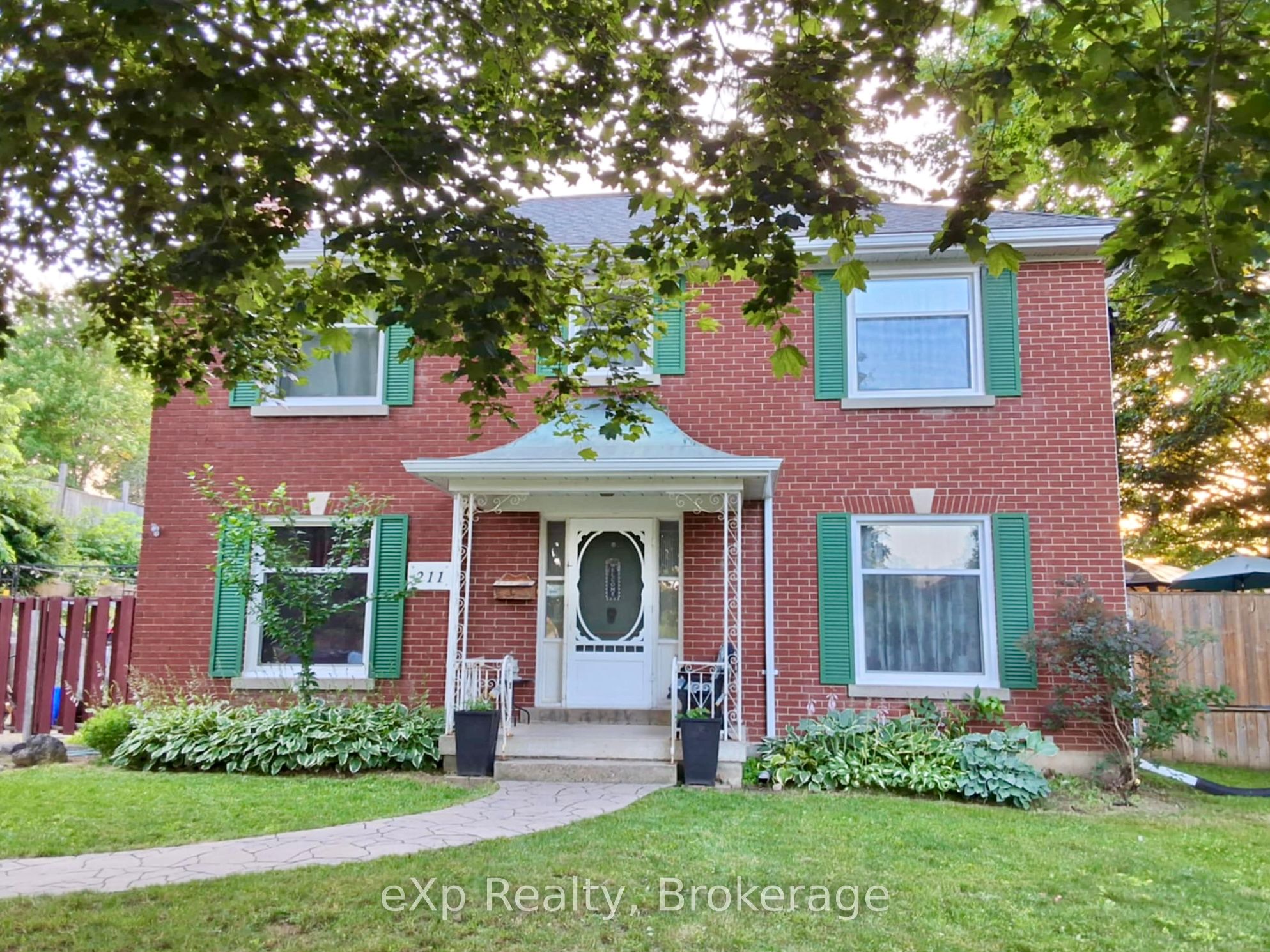 211 Victoria Street S Property Photo 2