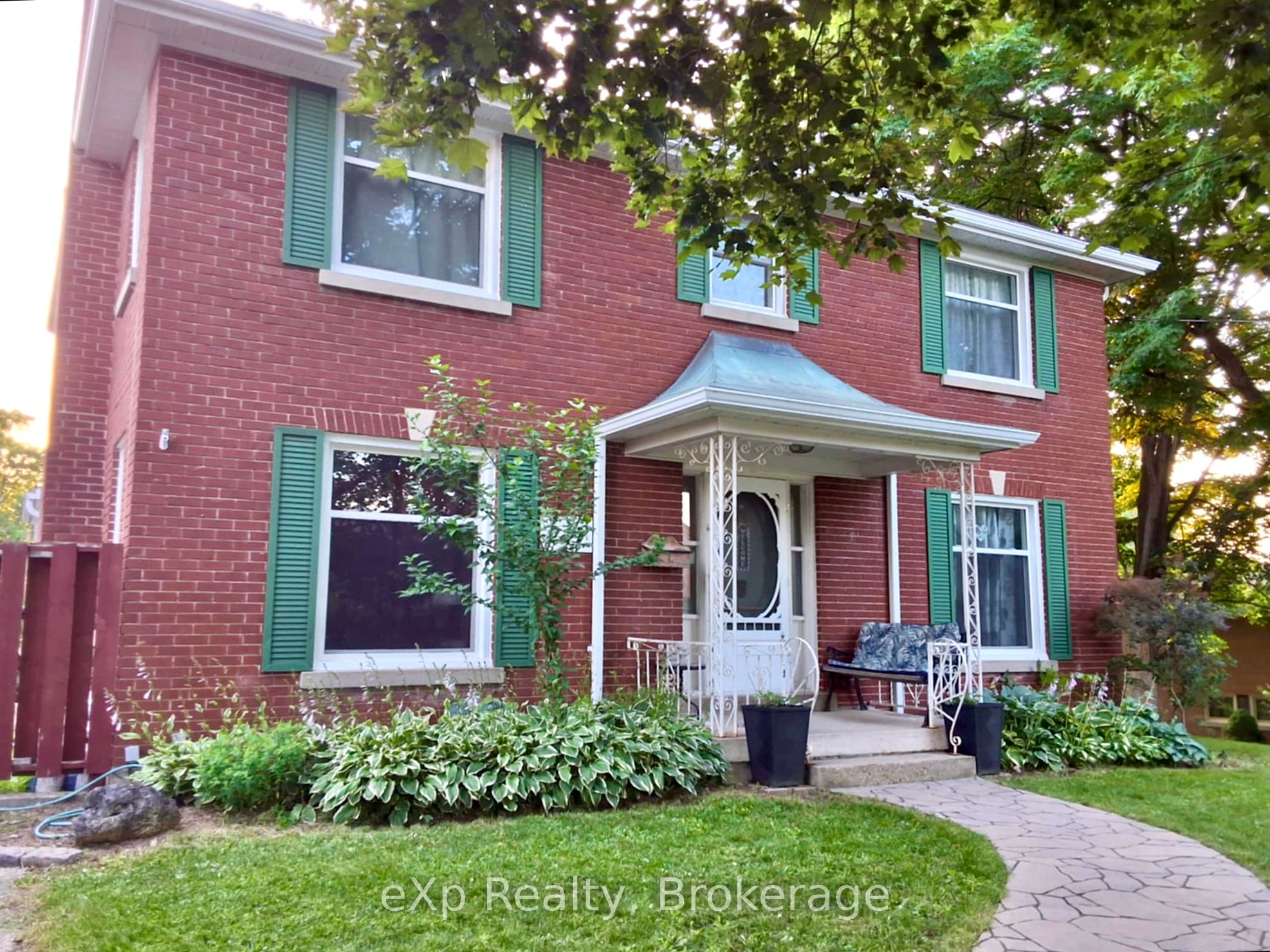 211 Victoria Street S Property Photo 3
