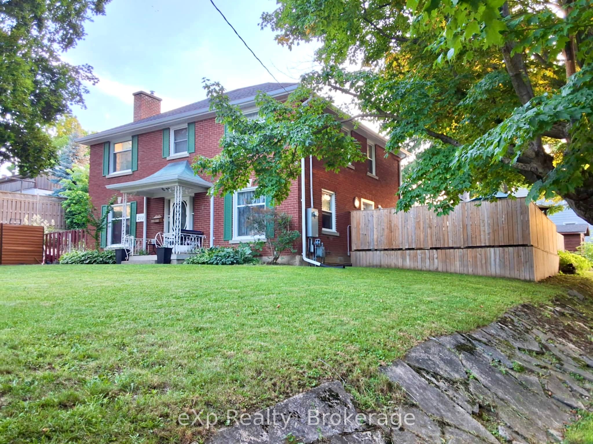 211 Victoria Street S Property Photo 4