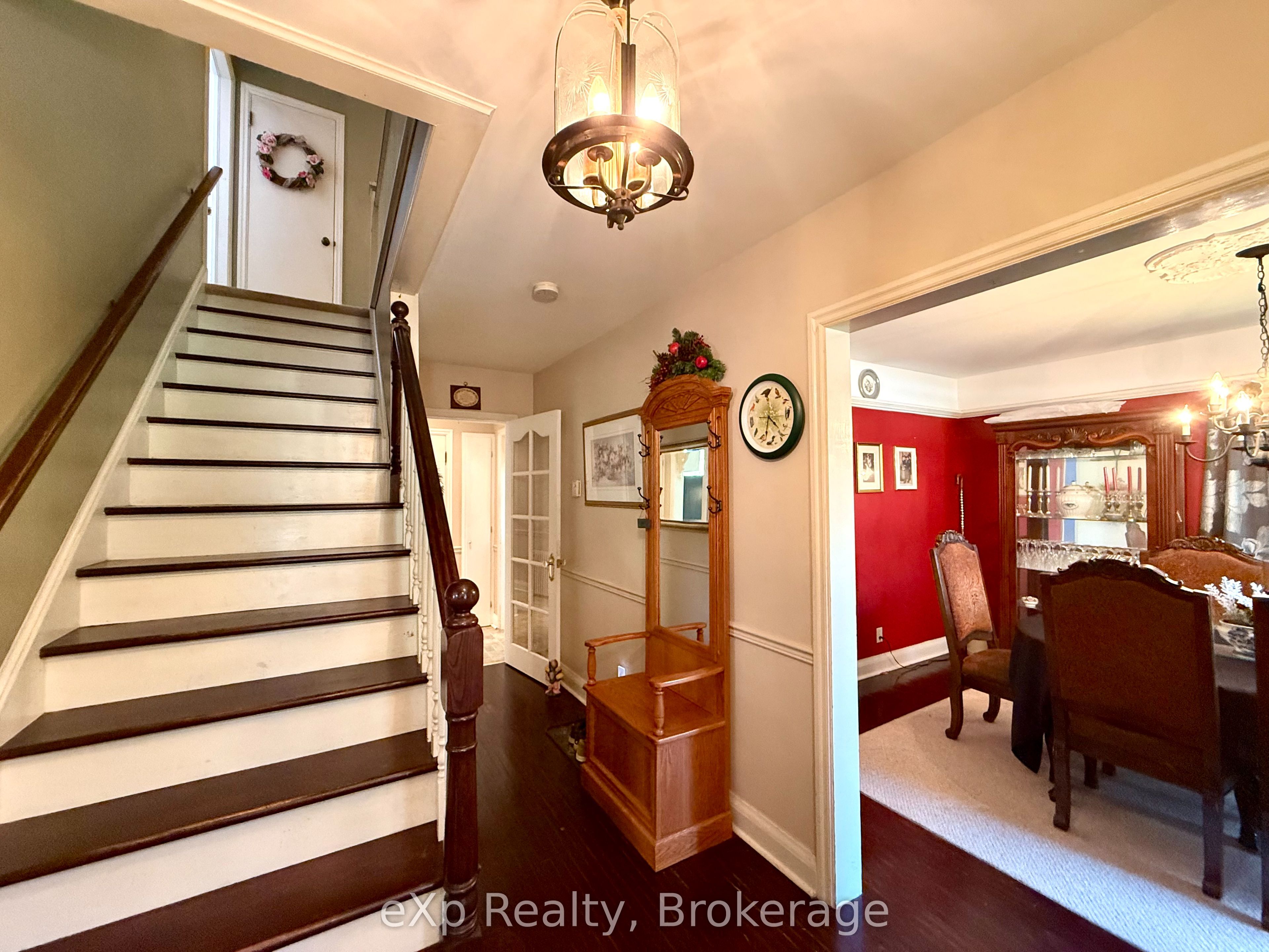211 Victoria Street S Property Photo 6