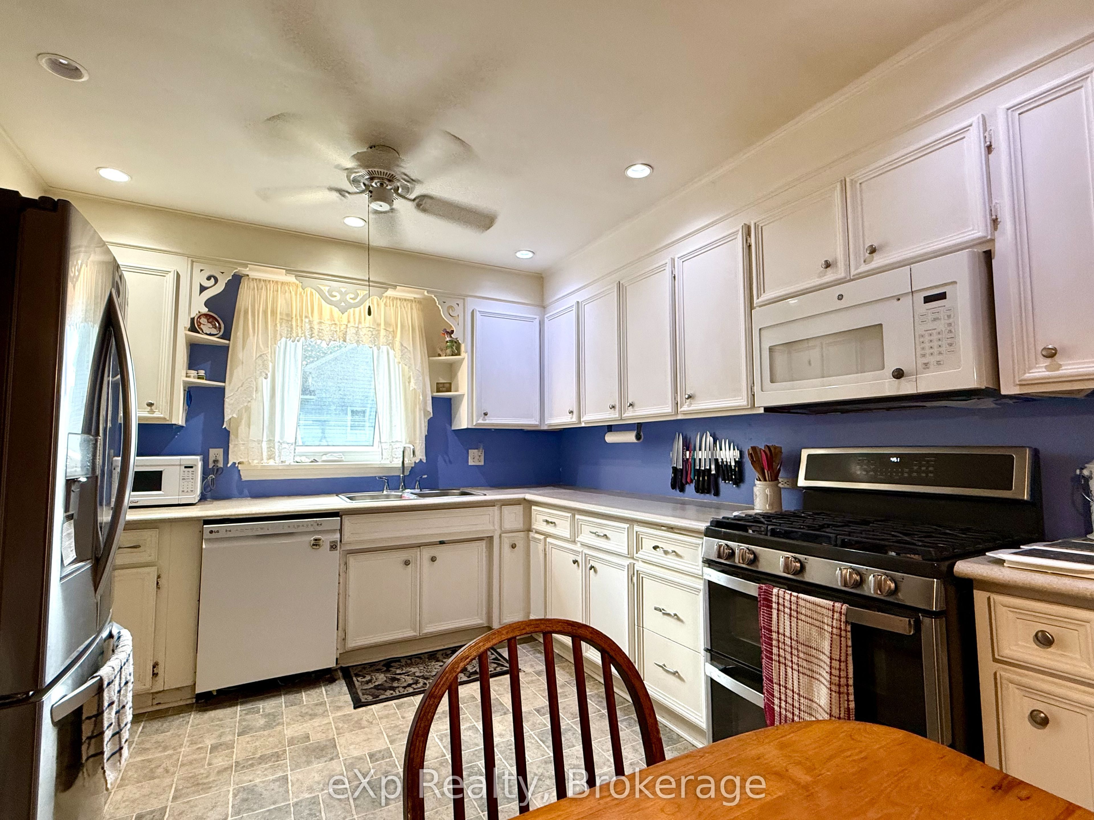 211 Victoria Street S Property Photo 14