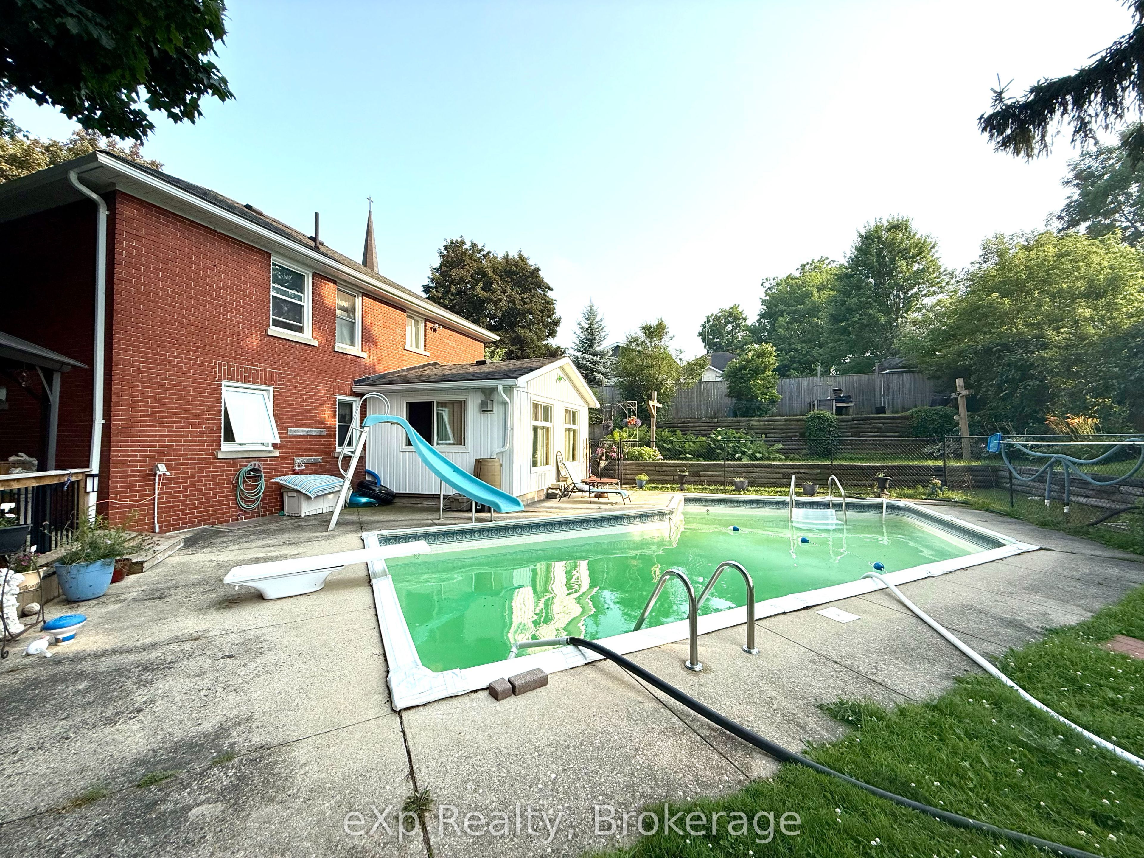 211 Victoria Street S Property Photo 34