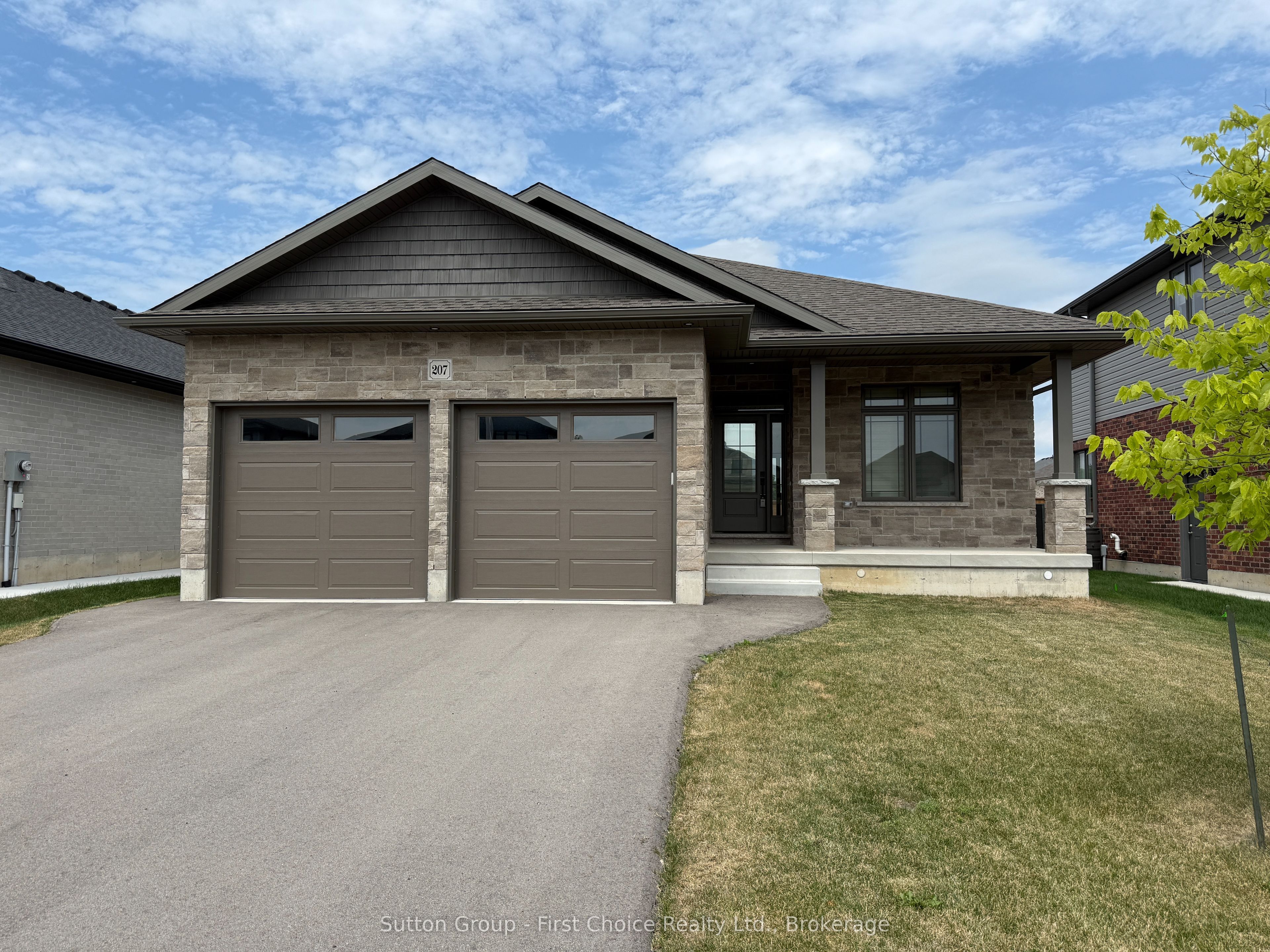 207 Arden Crescent Property Photo 1