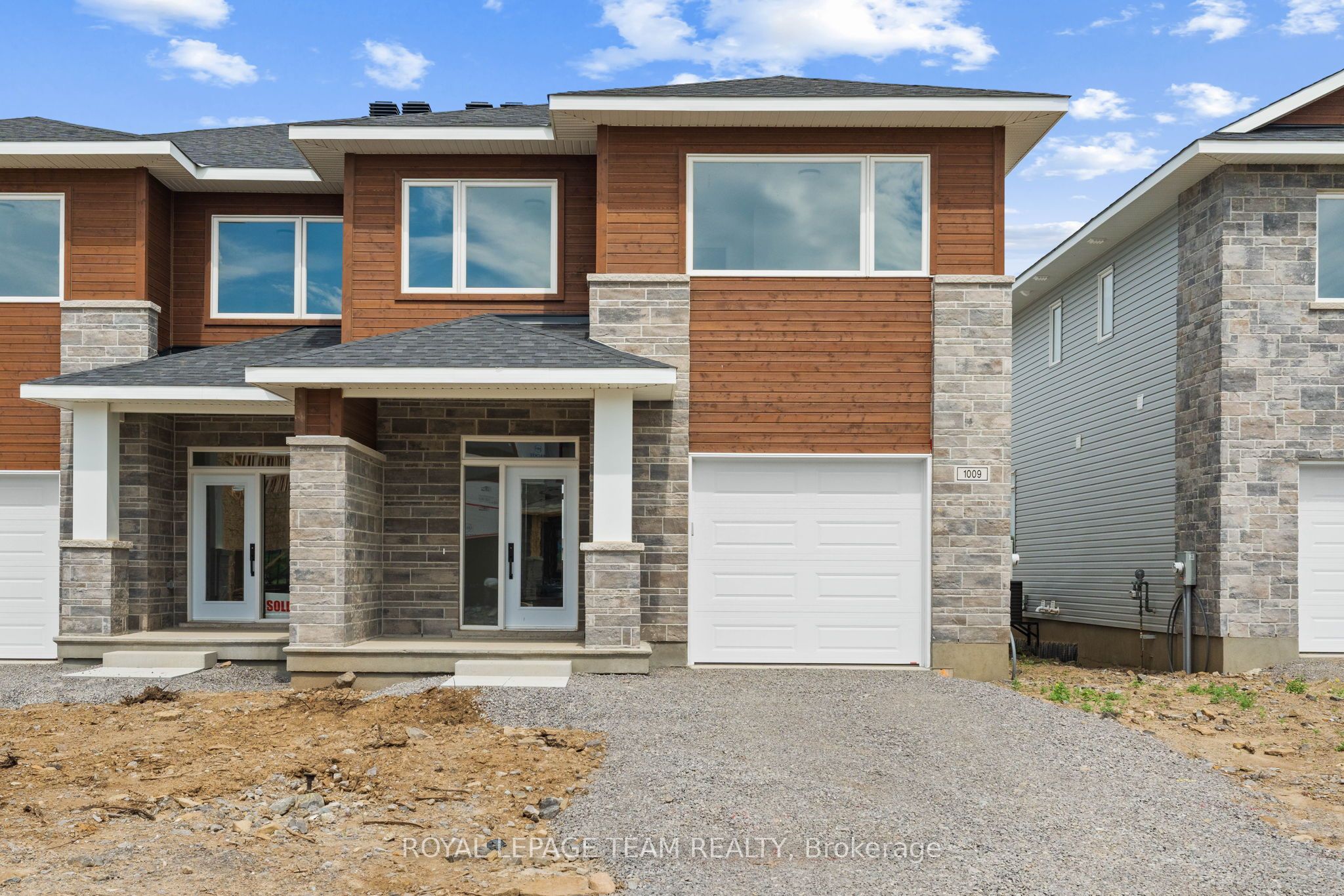 1004 Moore St Property Photo 1