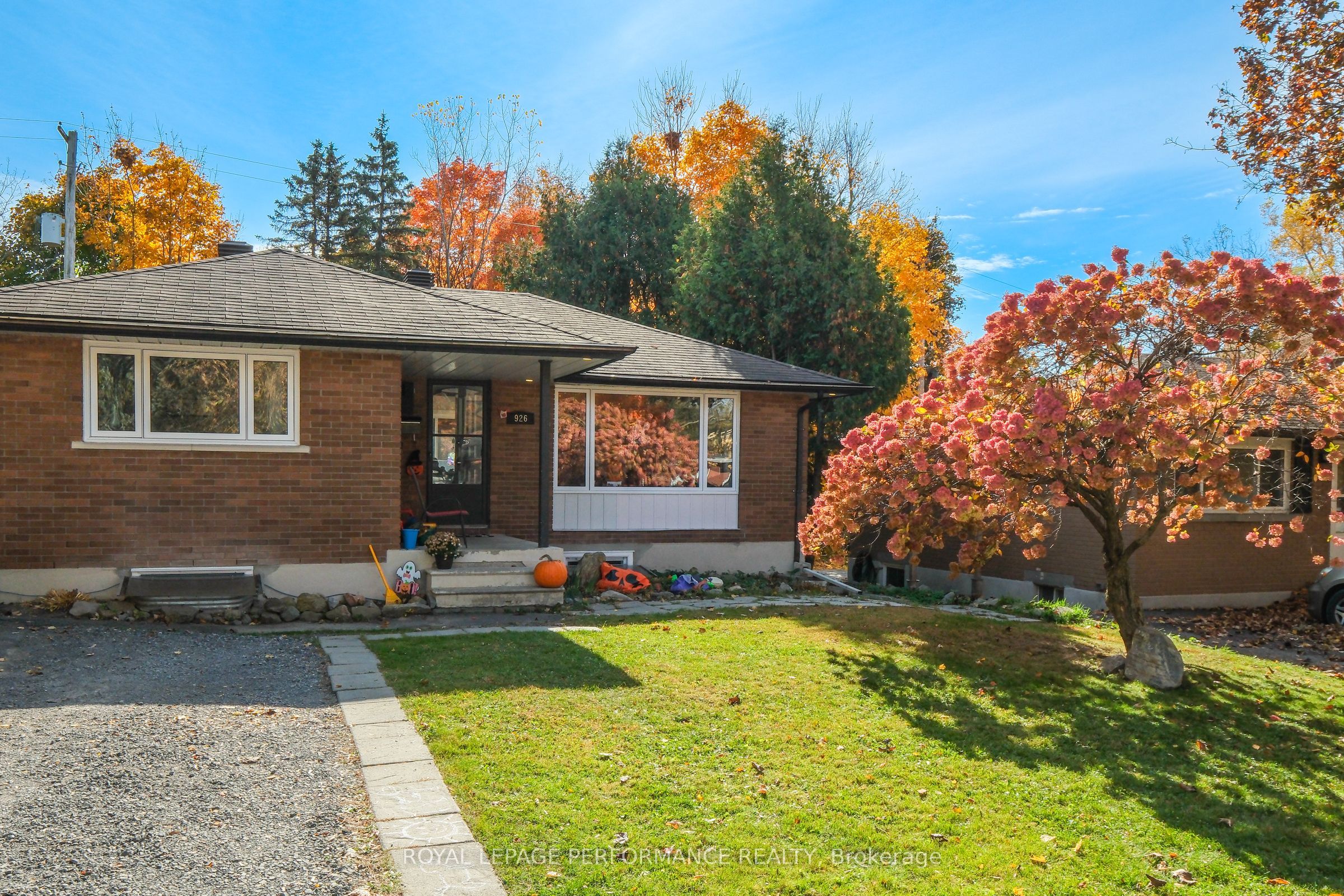 926 Charleswood Ave Property Photo 1