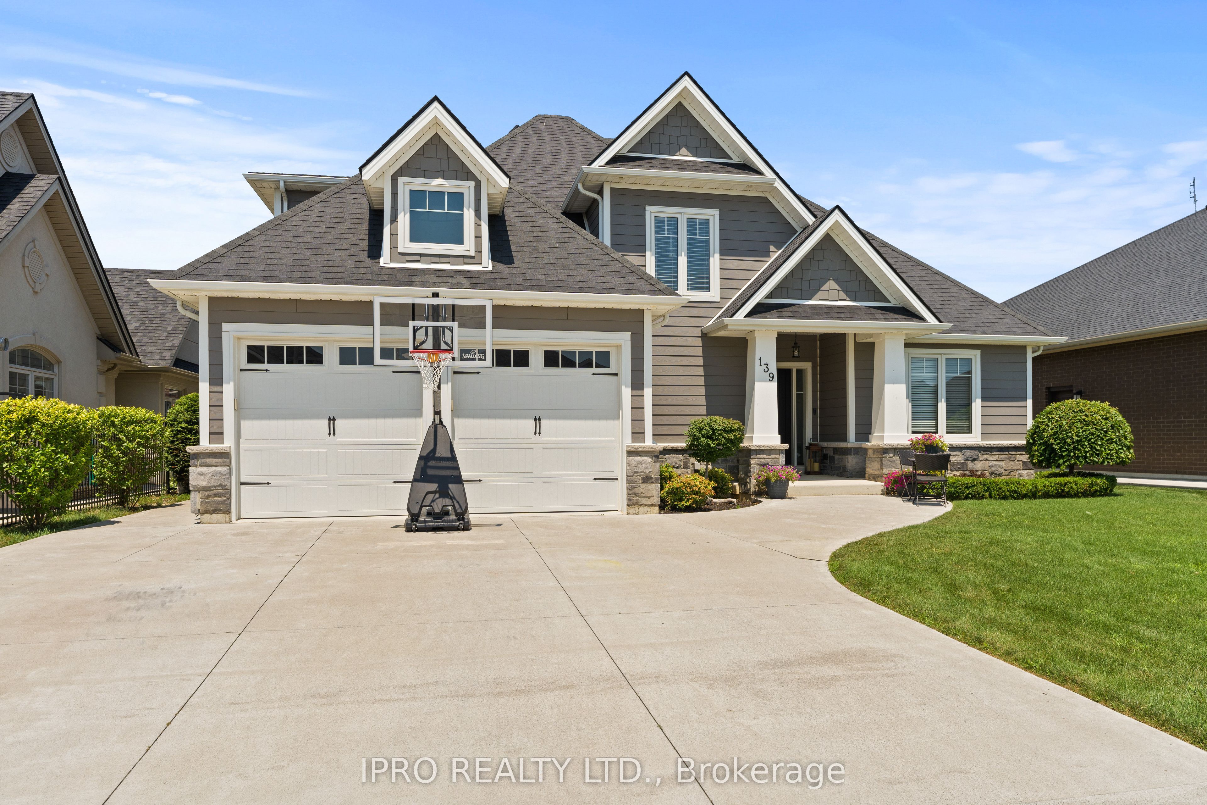 139 Blue Jay Crescent Property Photo 1