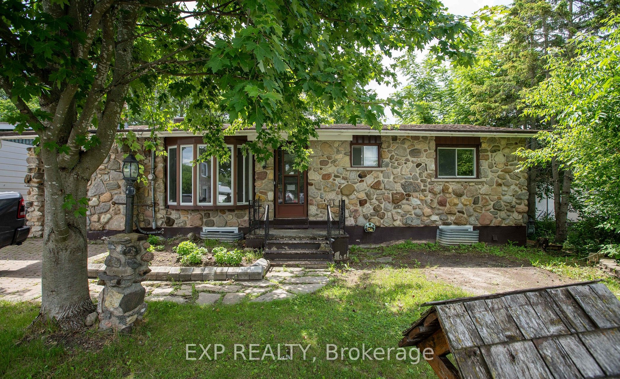84 Kenyon Street E