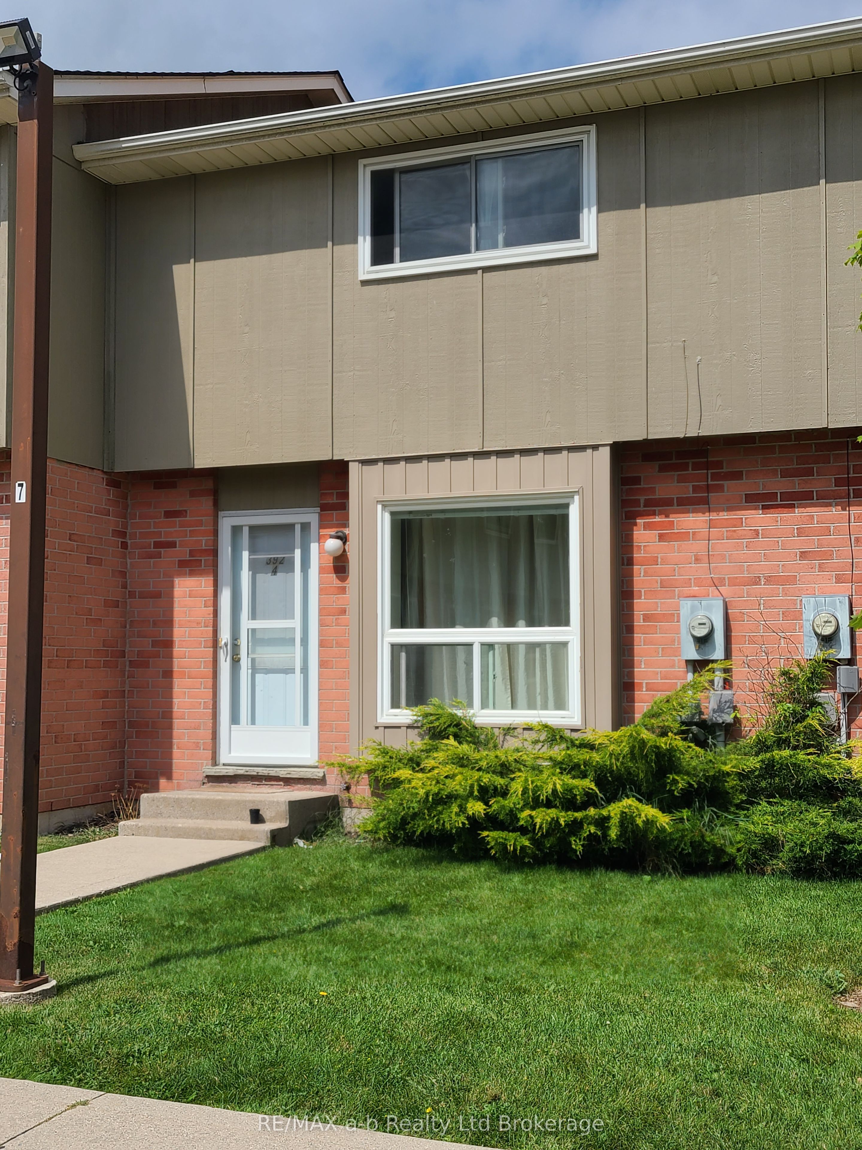 392 Springbank Ave N Property Photo 1