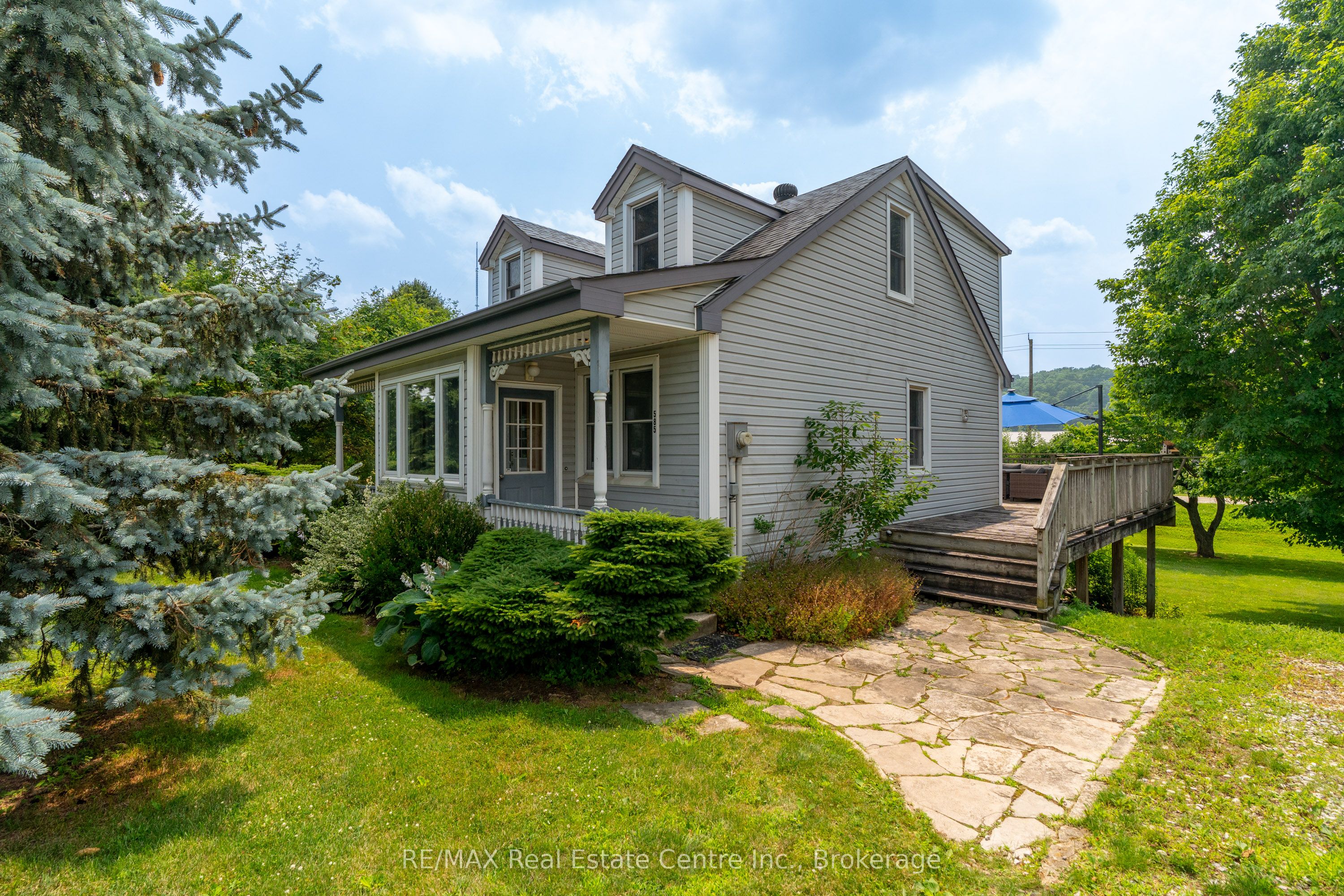 585 Snyders Road E Property Photo 1