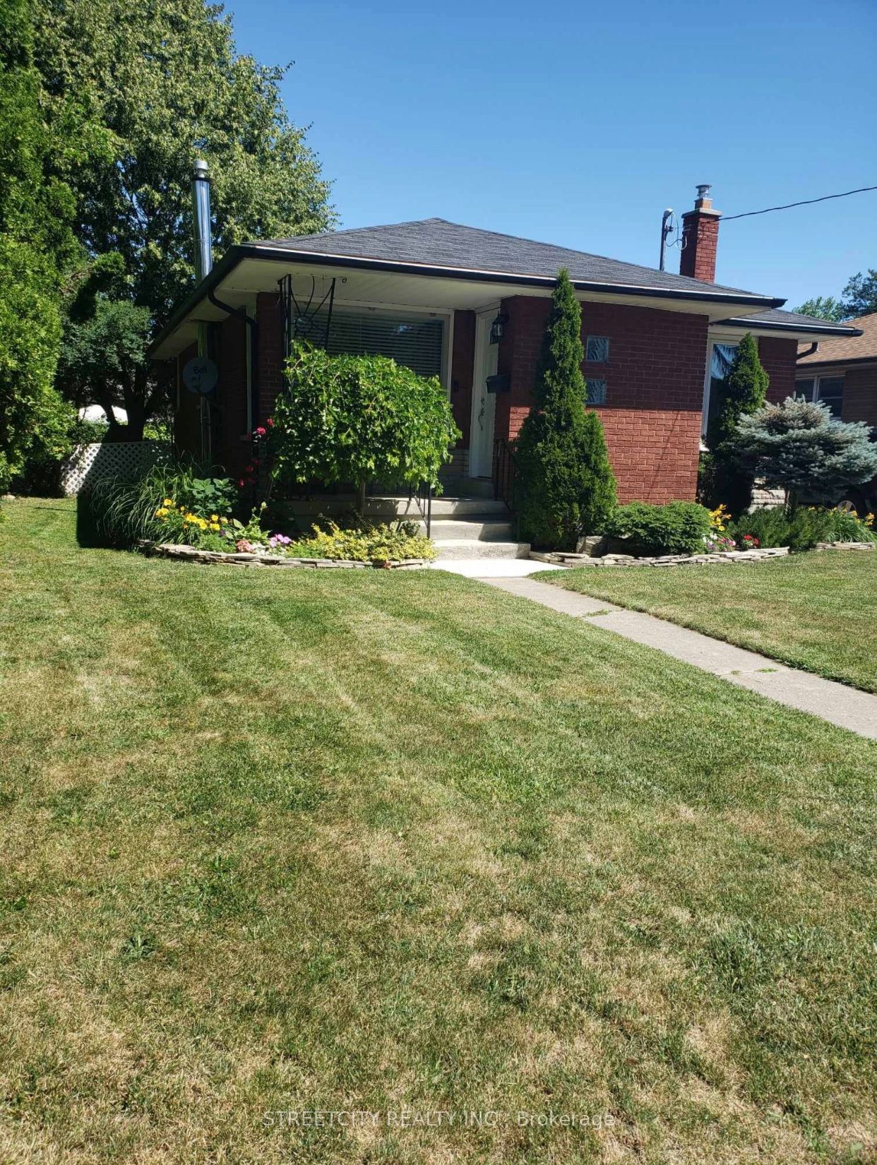 1580 Borden Street Upper Property Photo 2