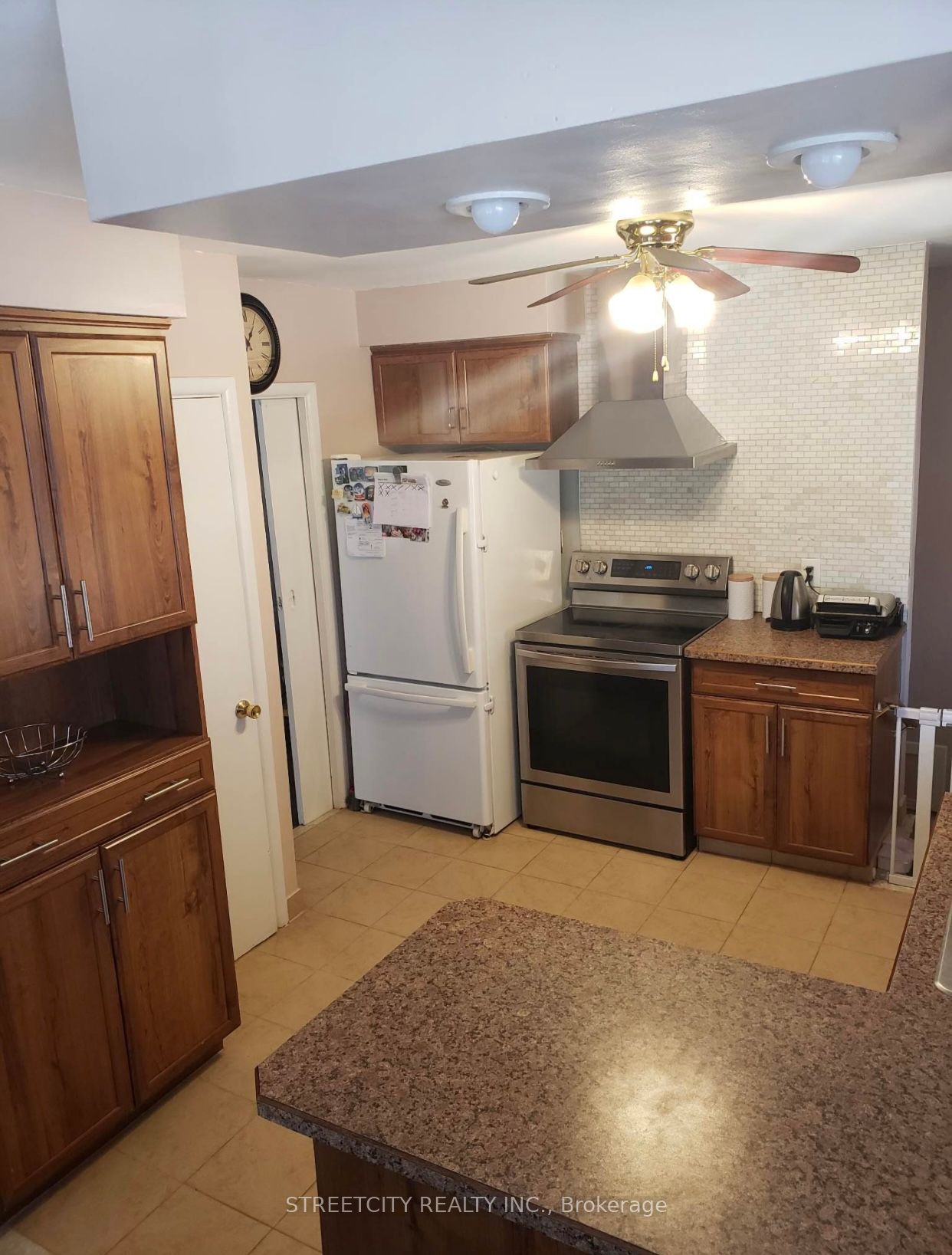 1580 Borden Street Upper Property Photo 5