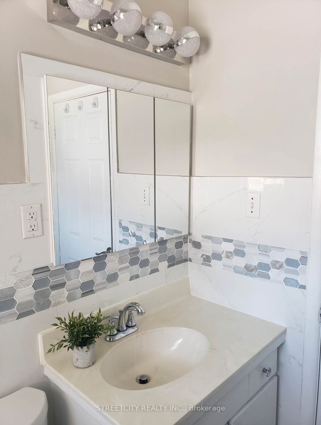 1580 Borden Street Upper Property Photo 17