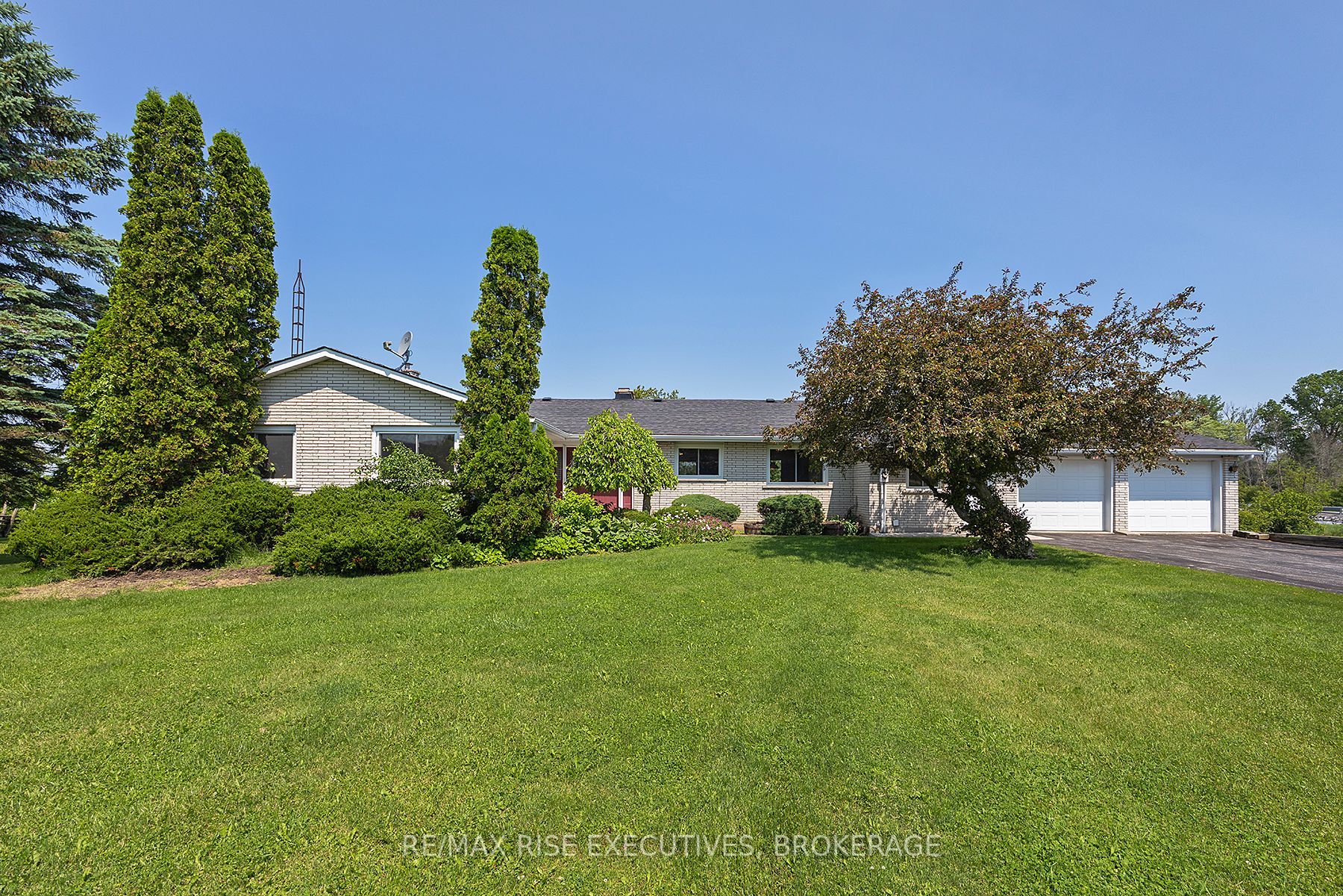 1128 W Townline Road Property Photo 1
