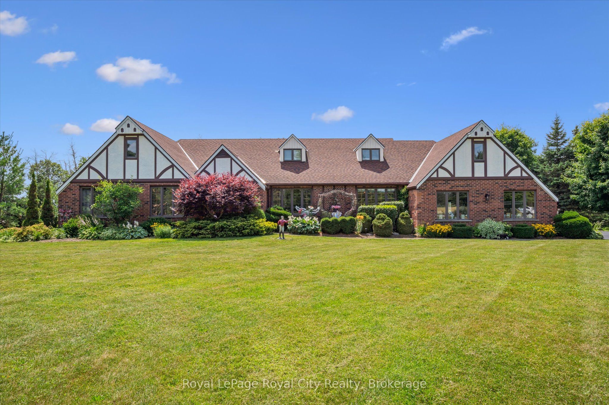 5792 8th Line E Property Photo 1