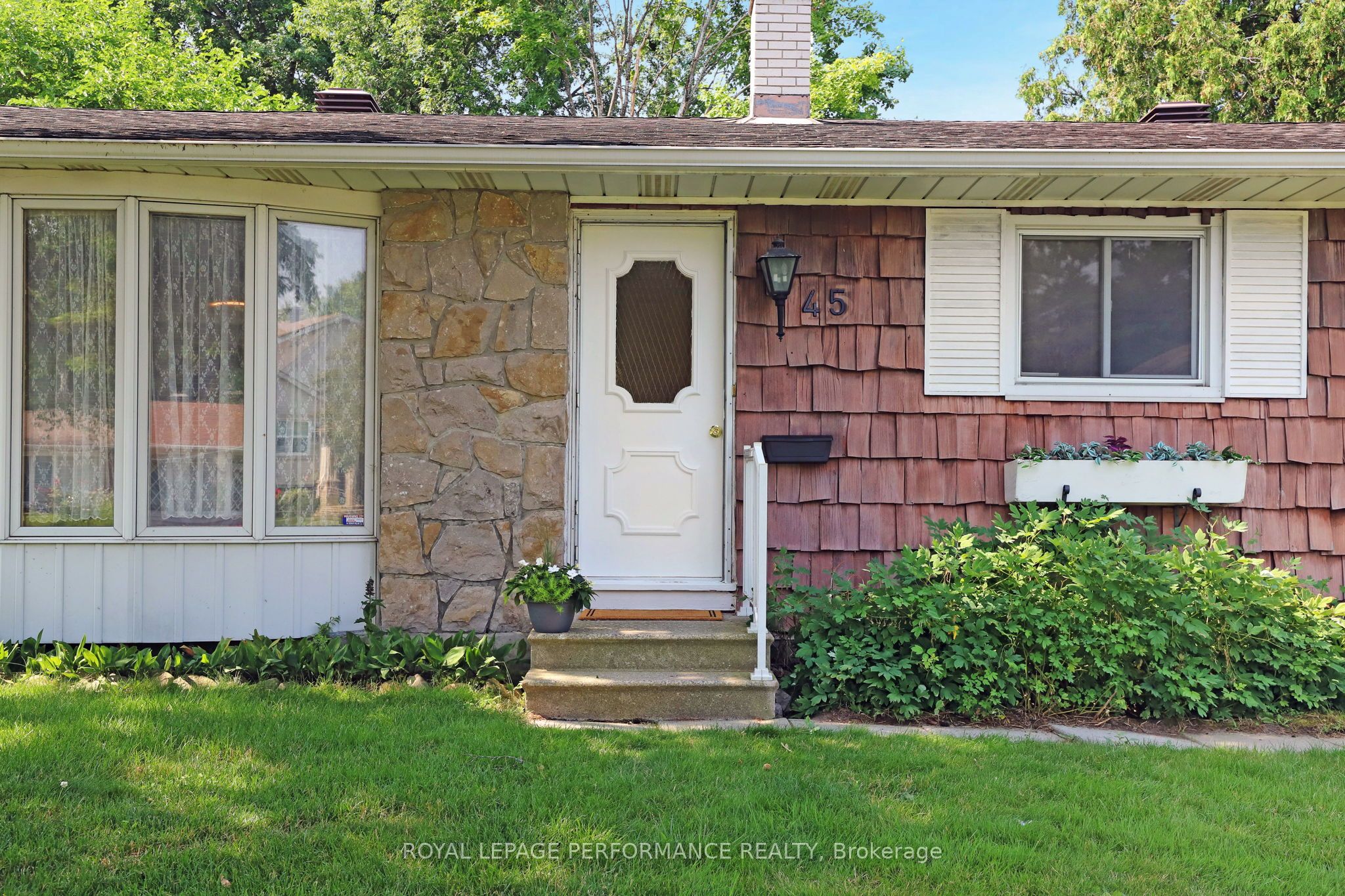 45 Keewatin Crescent Property Photo 3