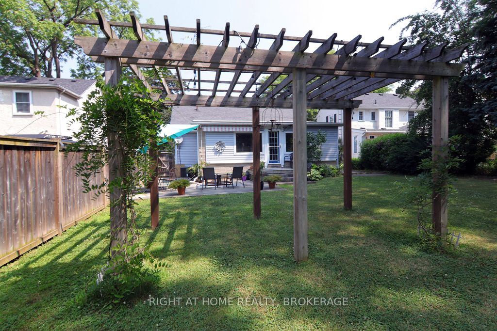 368 Queenston Street Property Photo 14