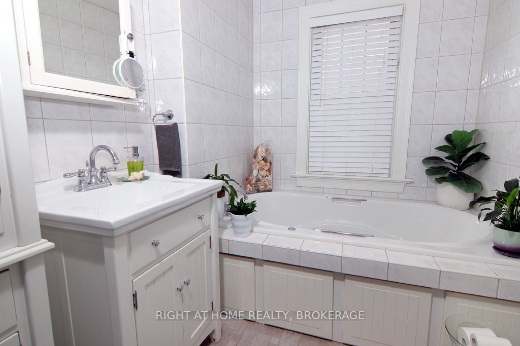 368 Queenston Street Property Photo 32