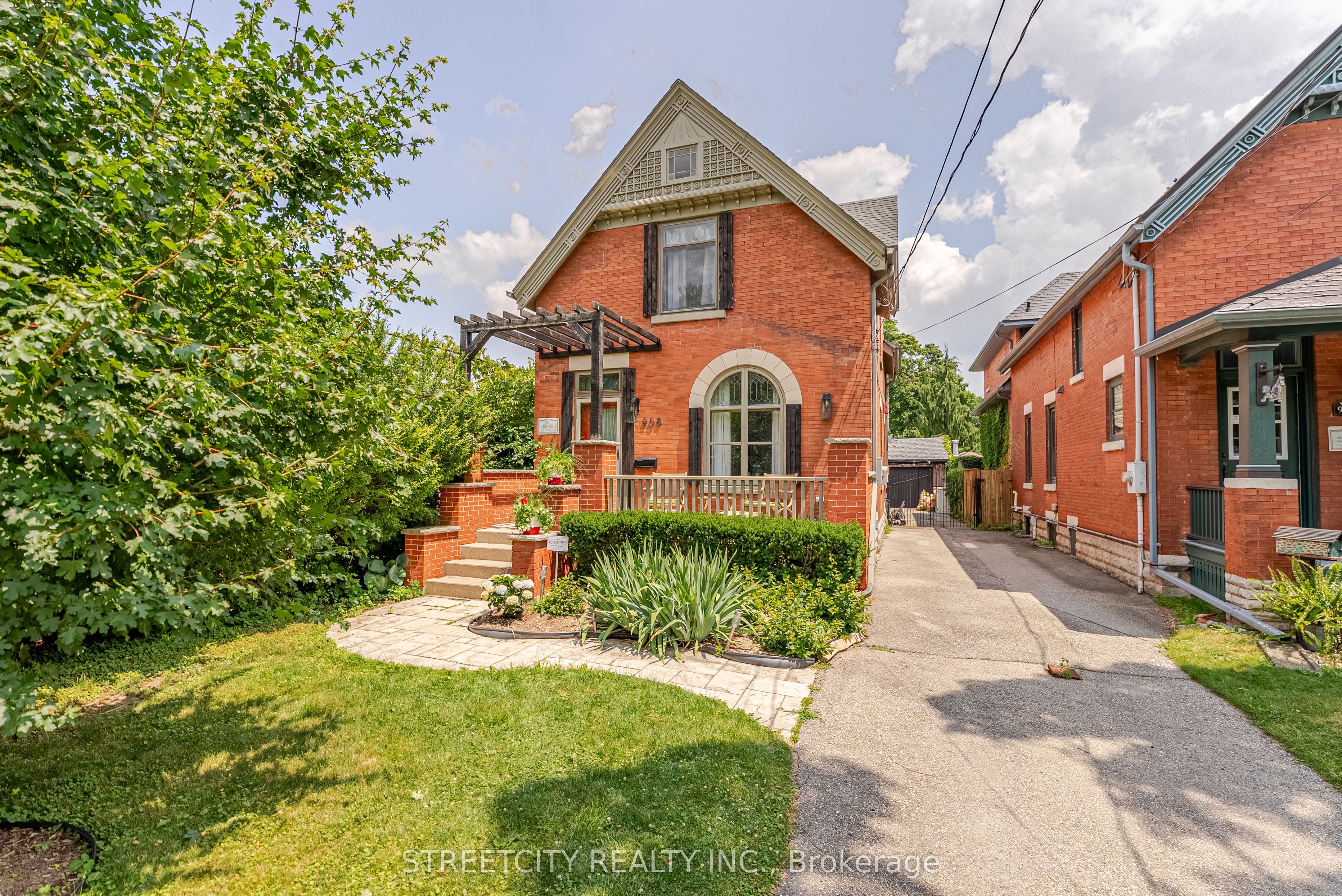 908 Maitland Street Property Photo 2