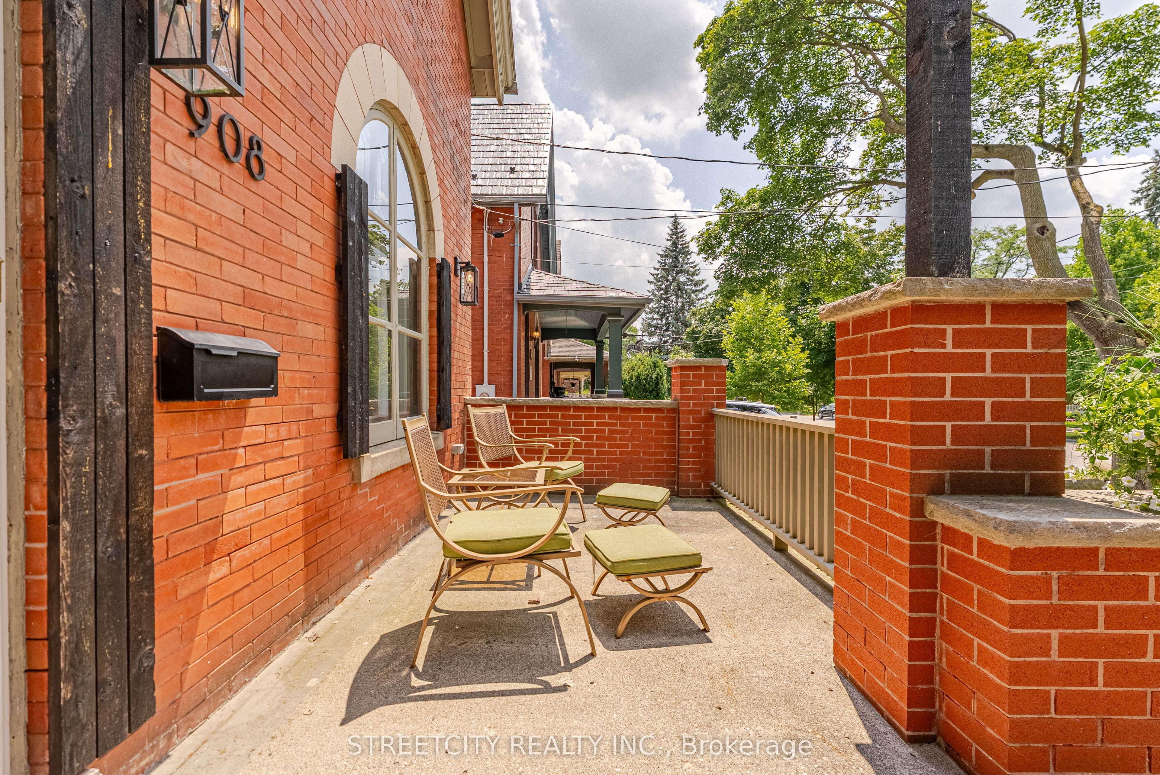 908 Maitland Street Property Photo 4
