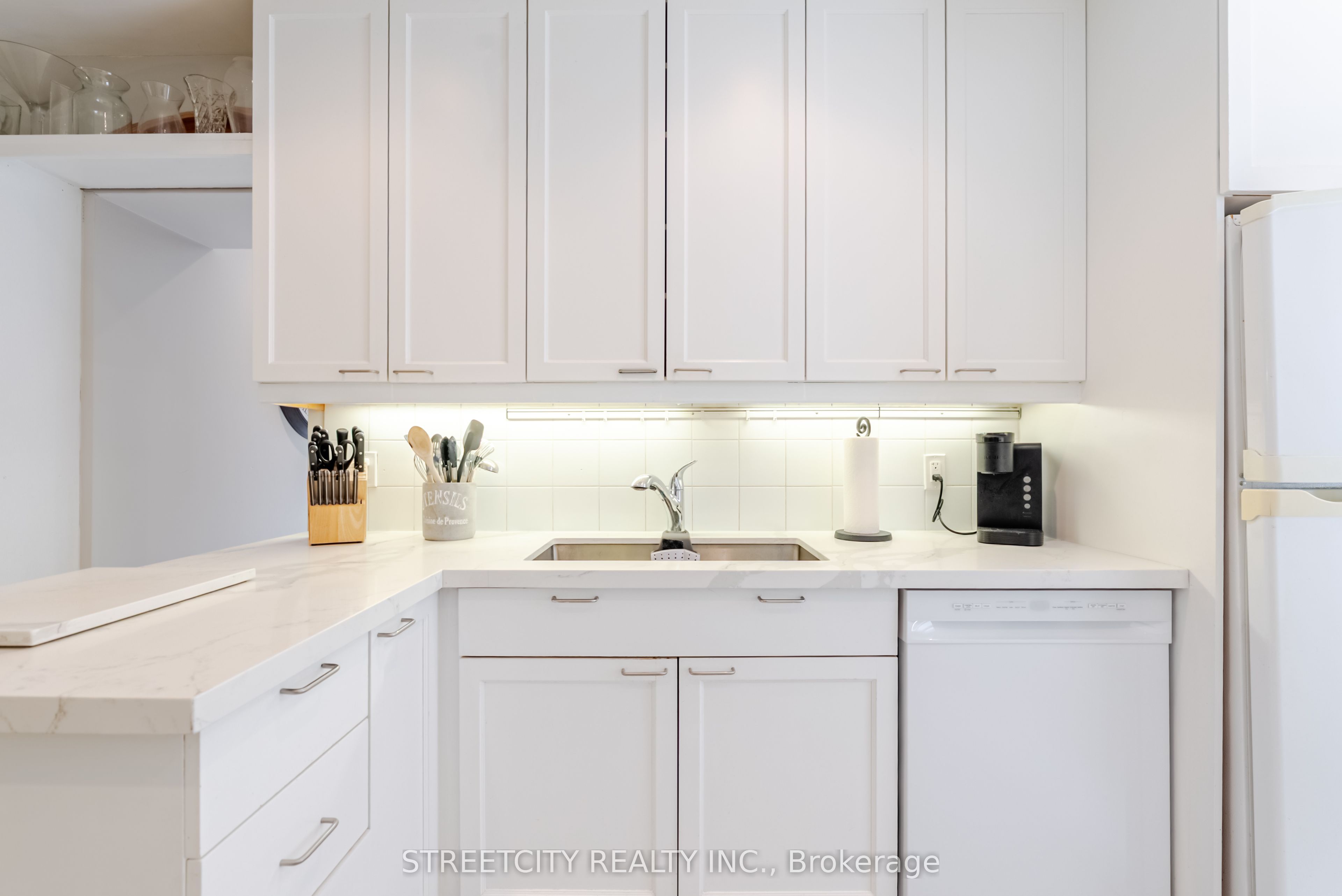 908 Maitland Street Property Photo 13