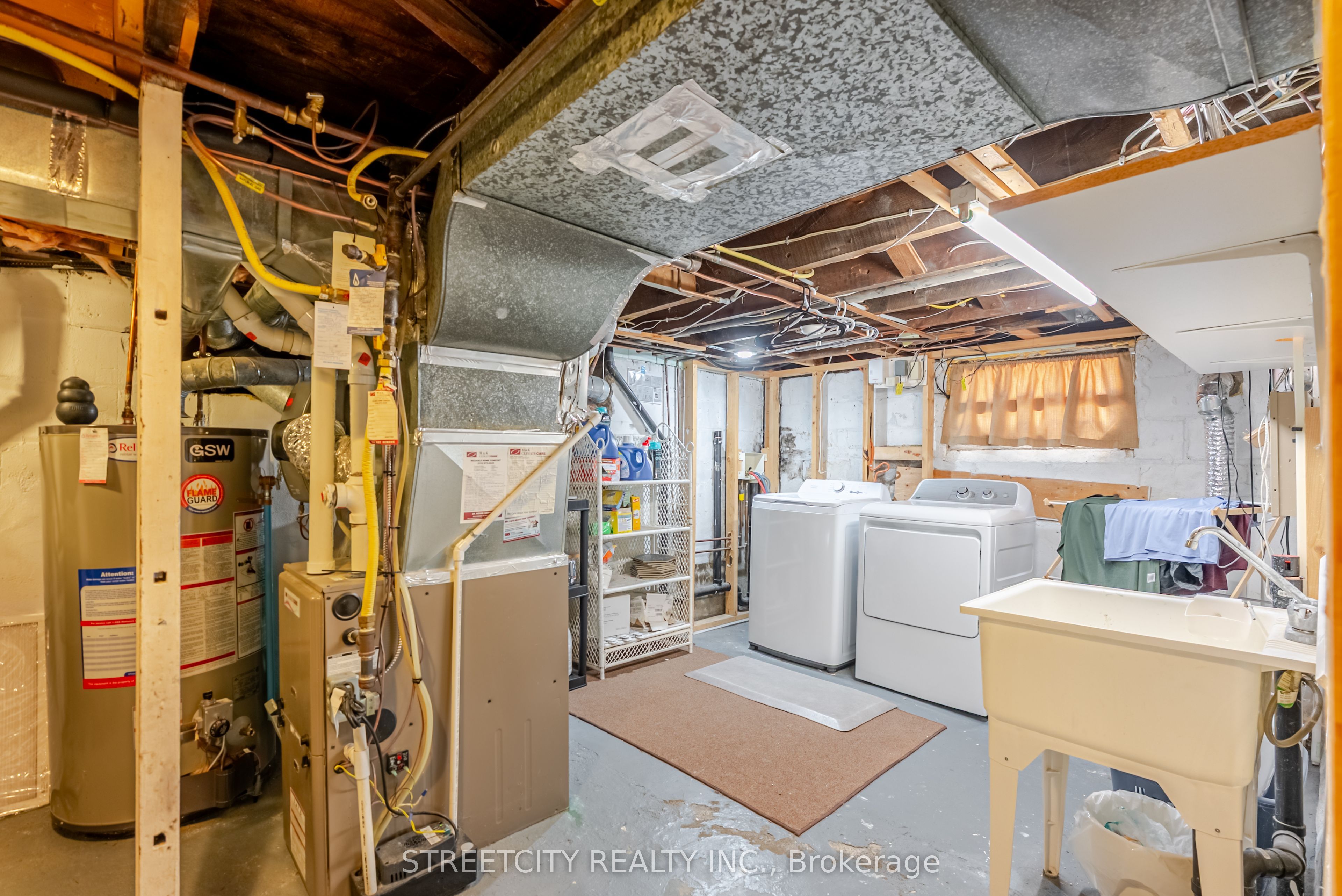 908 Maitland Street Property Photo 37
