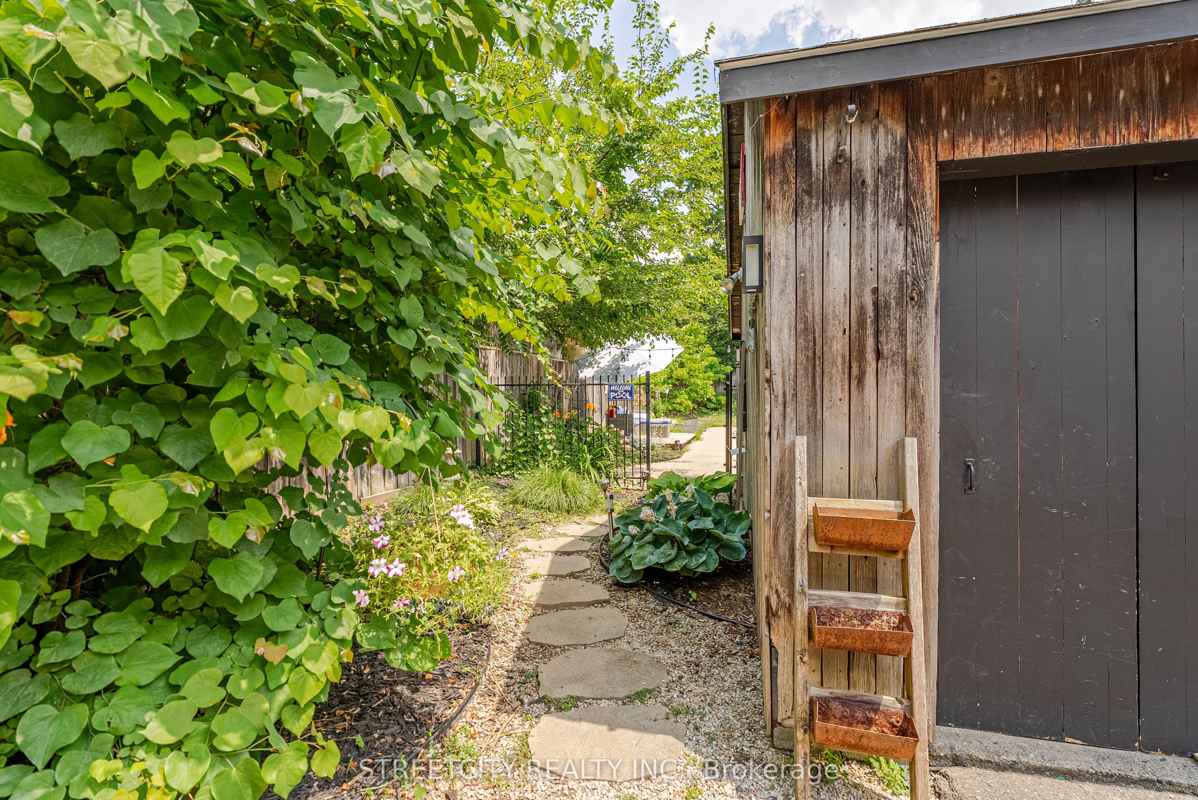 908 Maitland Street Property Photo 41
