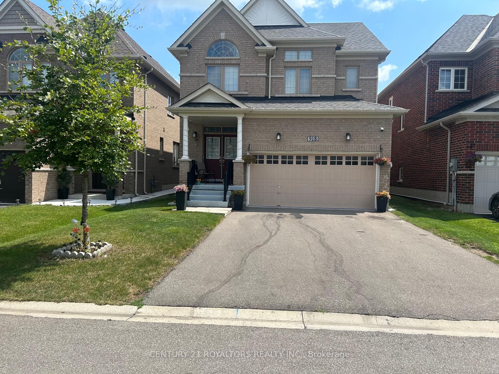 918 Edinburgh Dr Property Photo 1