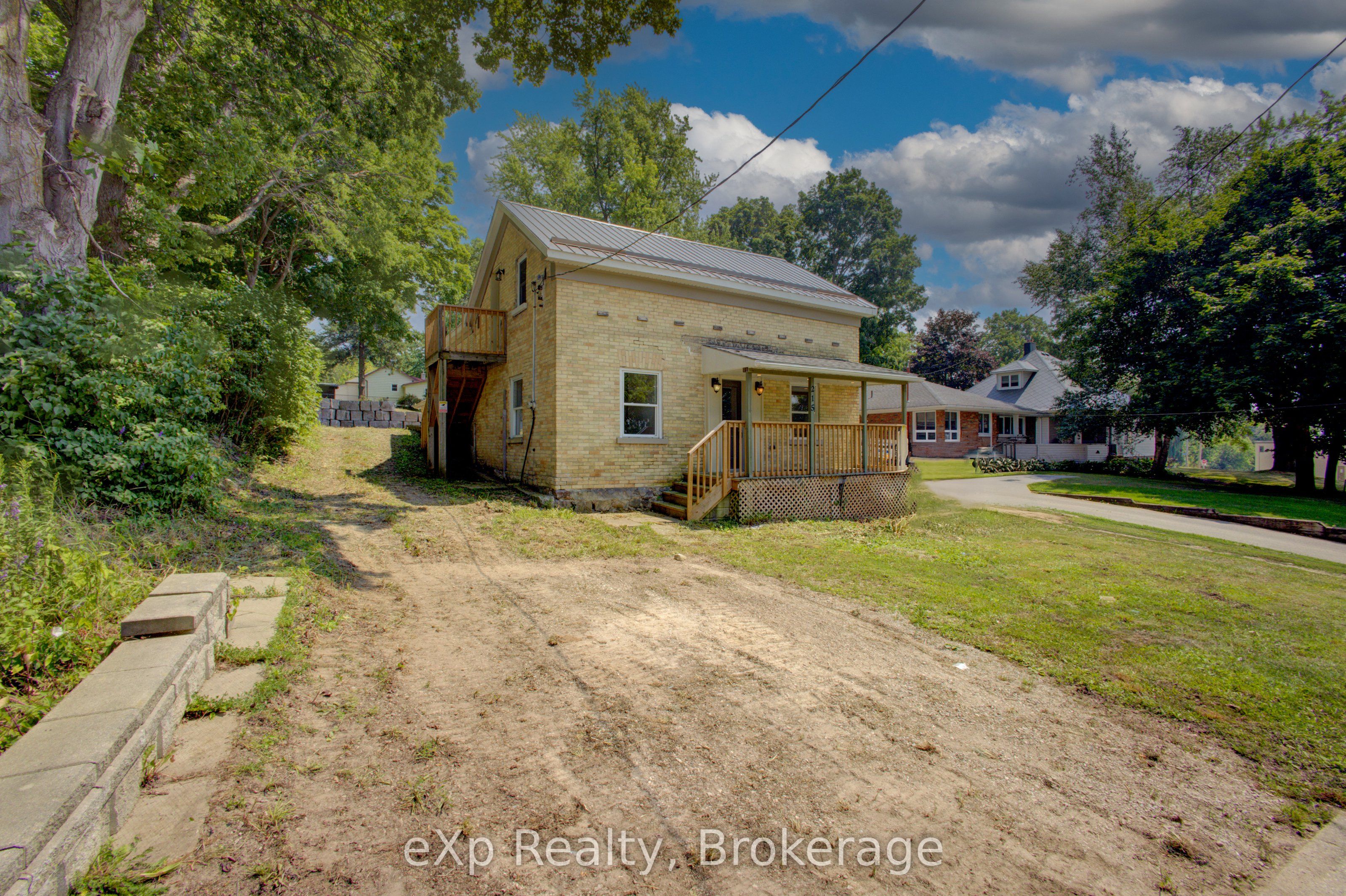 215 Centre Street Property Photo 1