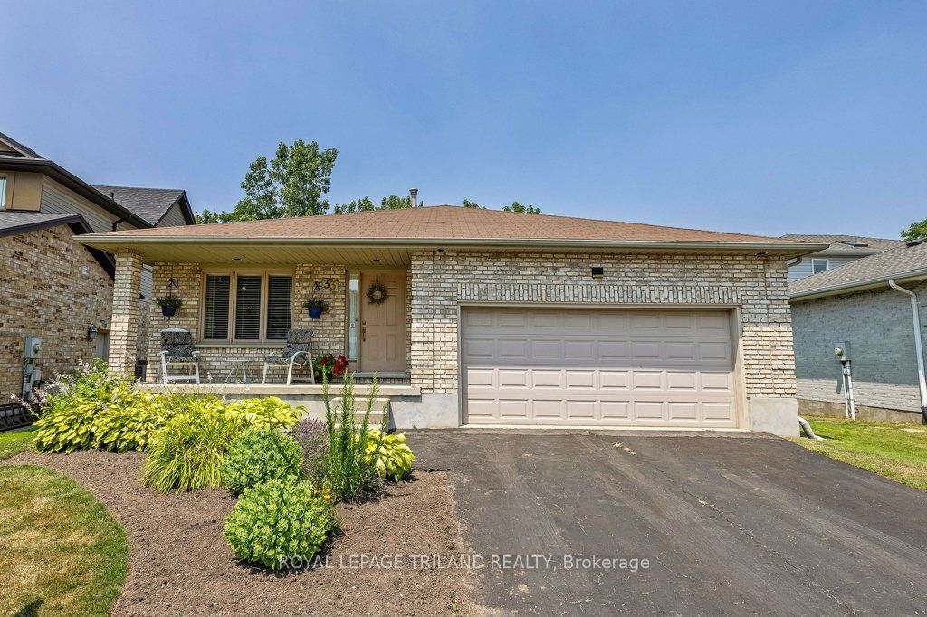 33 STONEYCREEK Crescent Property Photo 1