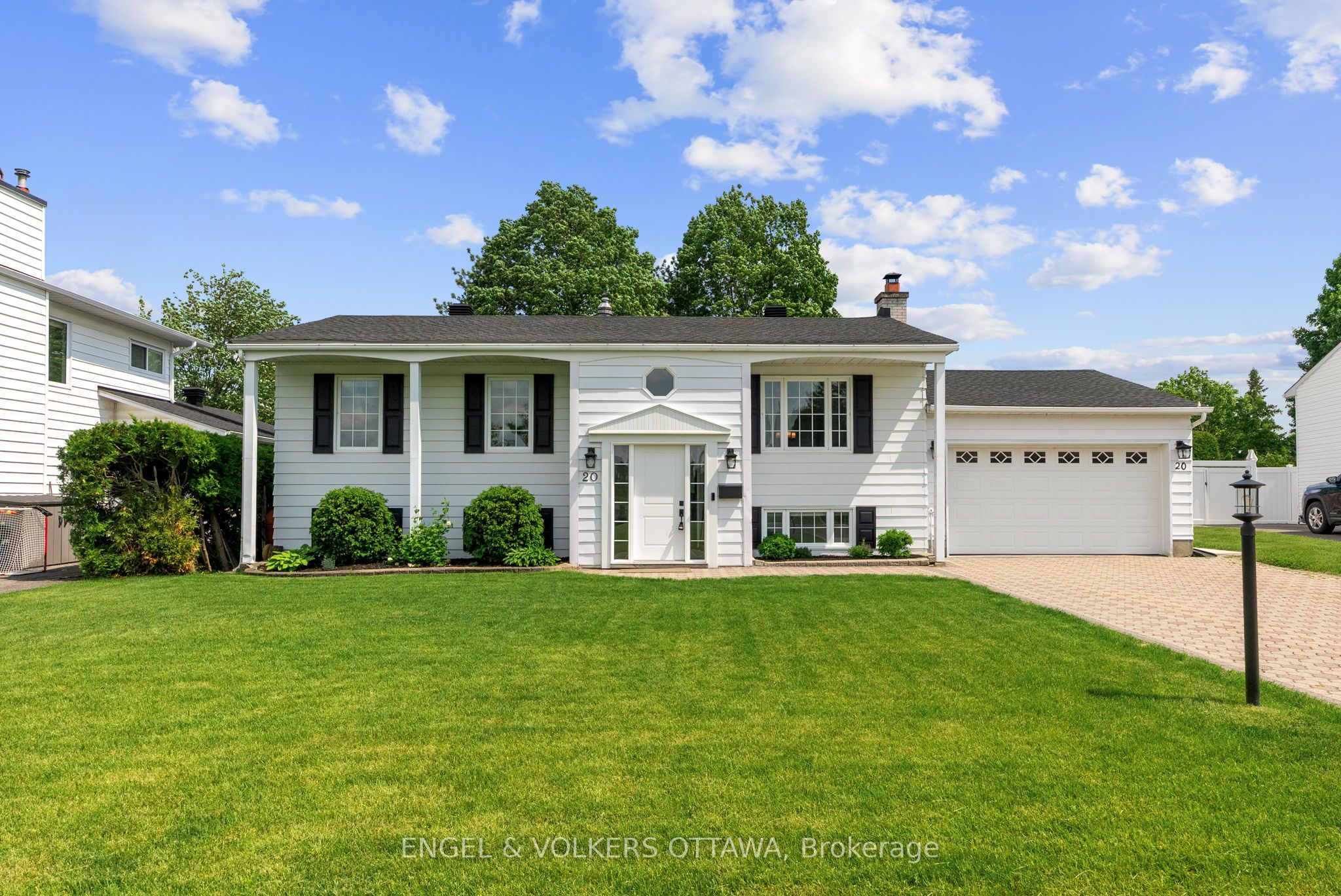 20 Assiniboine Dr Property Photo 1