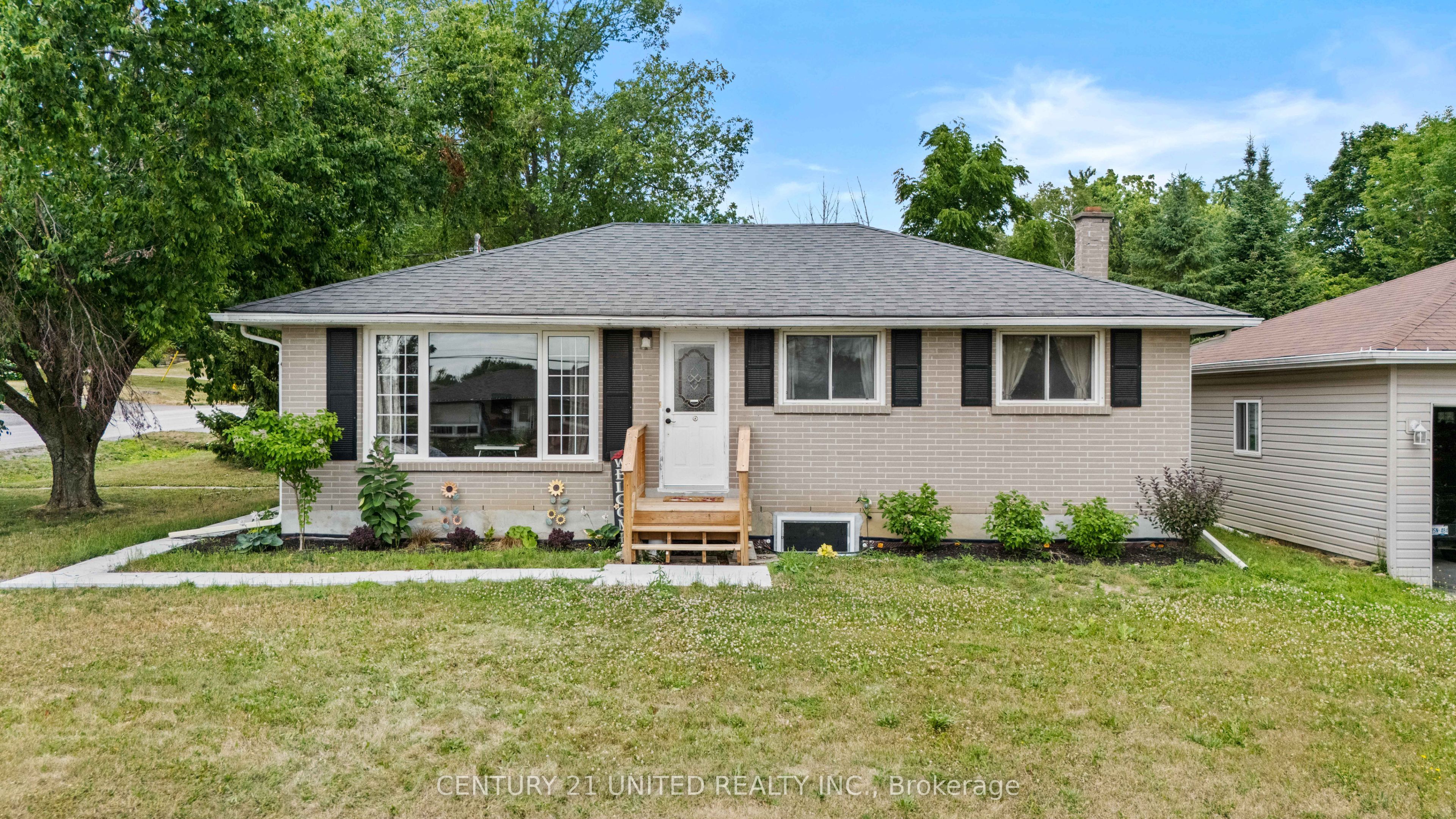 300 Lindan Ave Property Photo 1