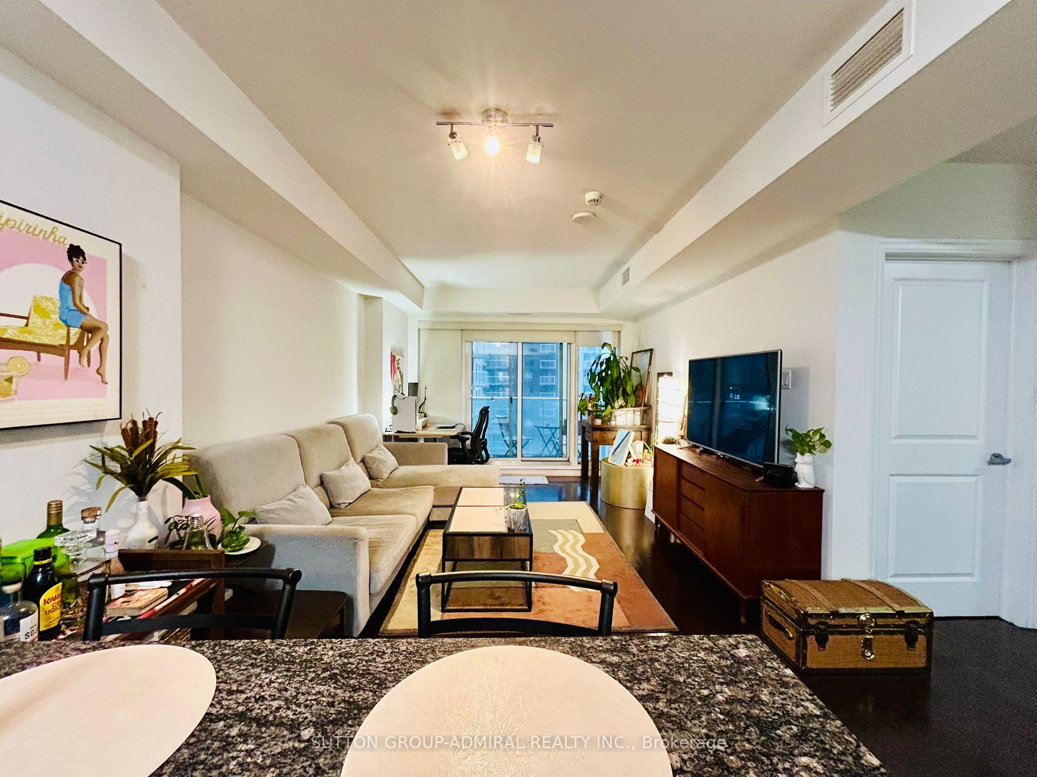 242 Rideau St Property Photo 1