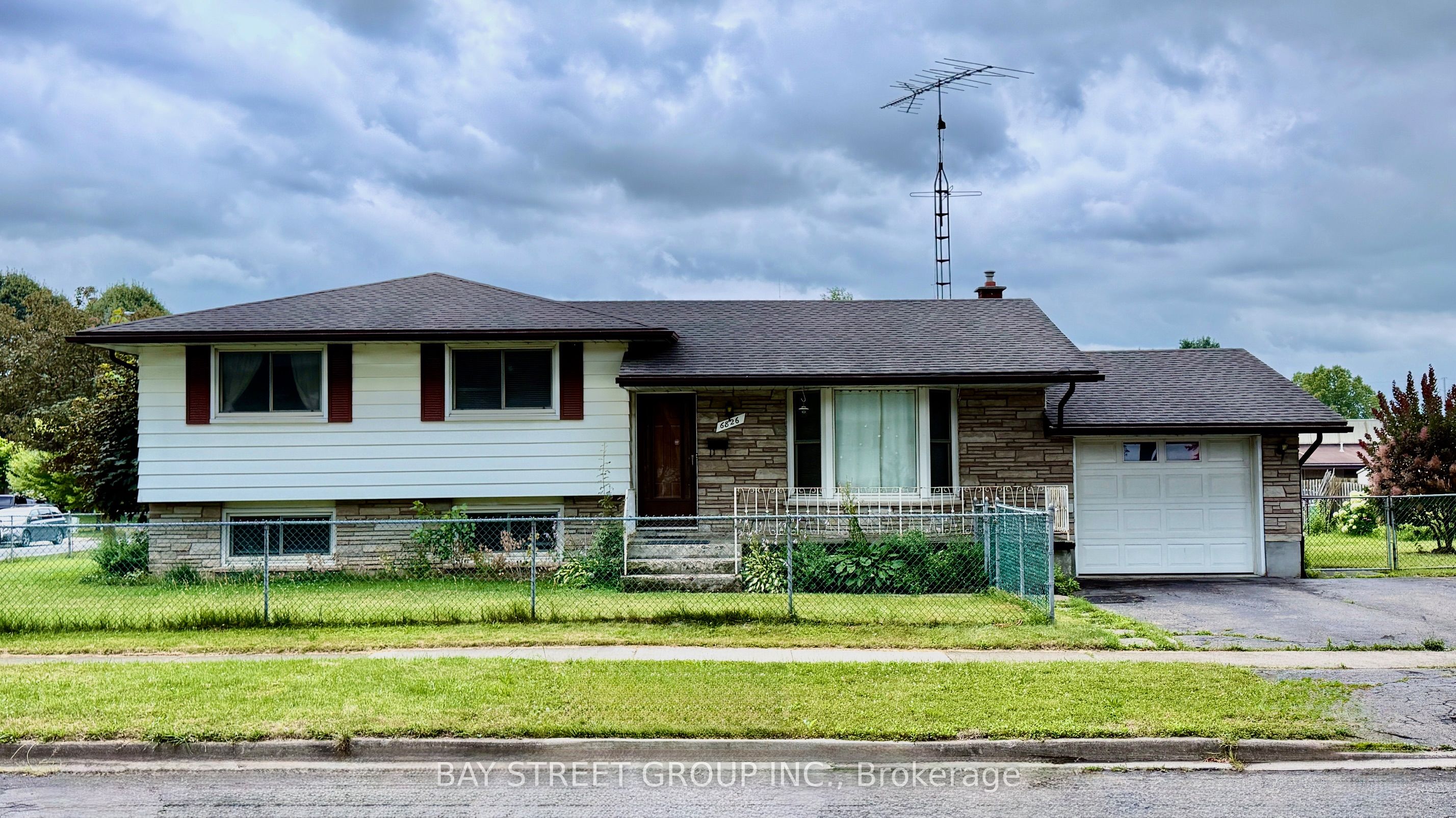 6870 Corwin Crescent Property Photo 1