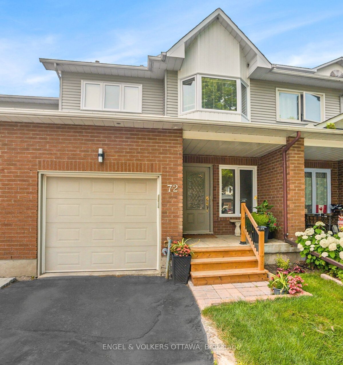 72 Hunters Glen Cres Property Photo 1
