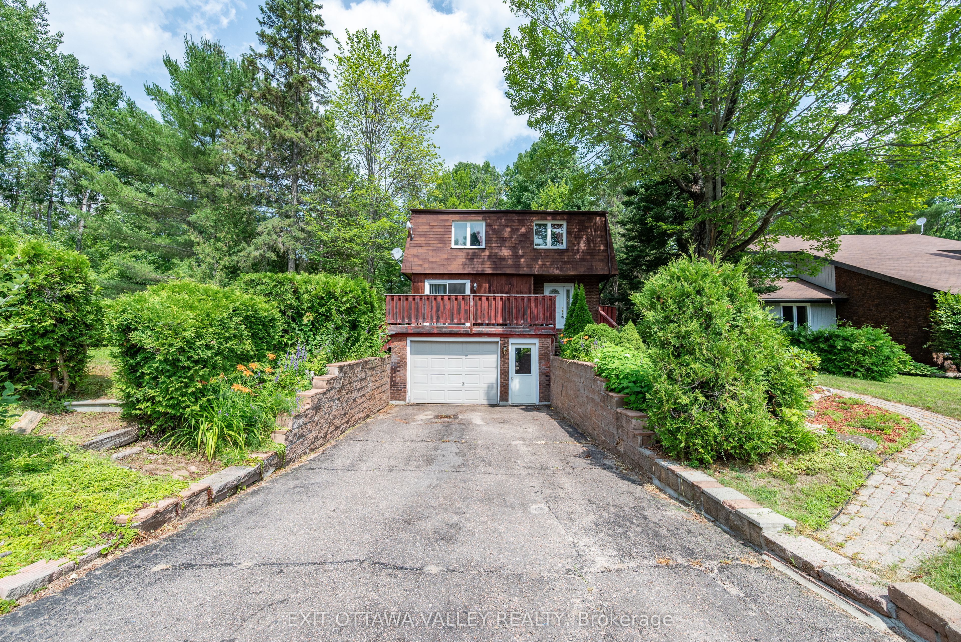 136 Frontenac Cres Property Photo 1