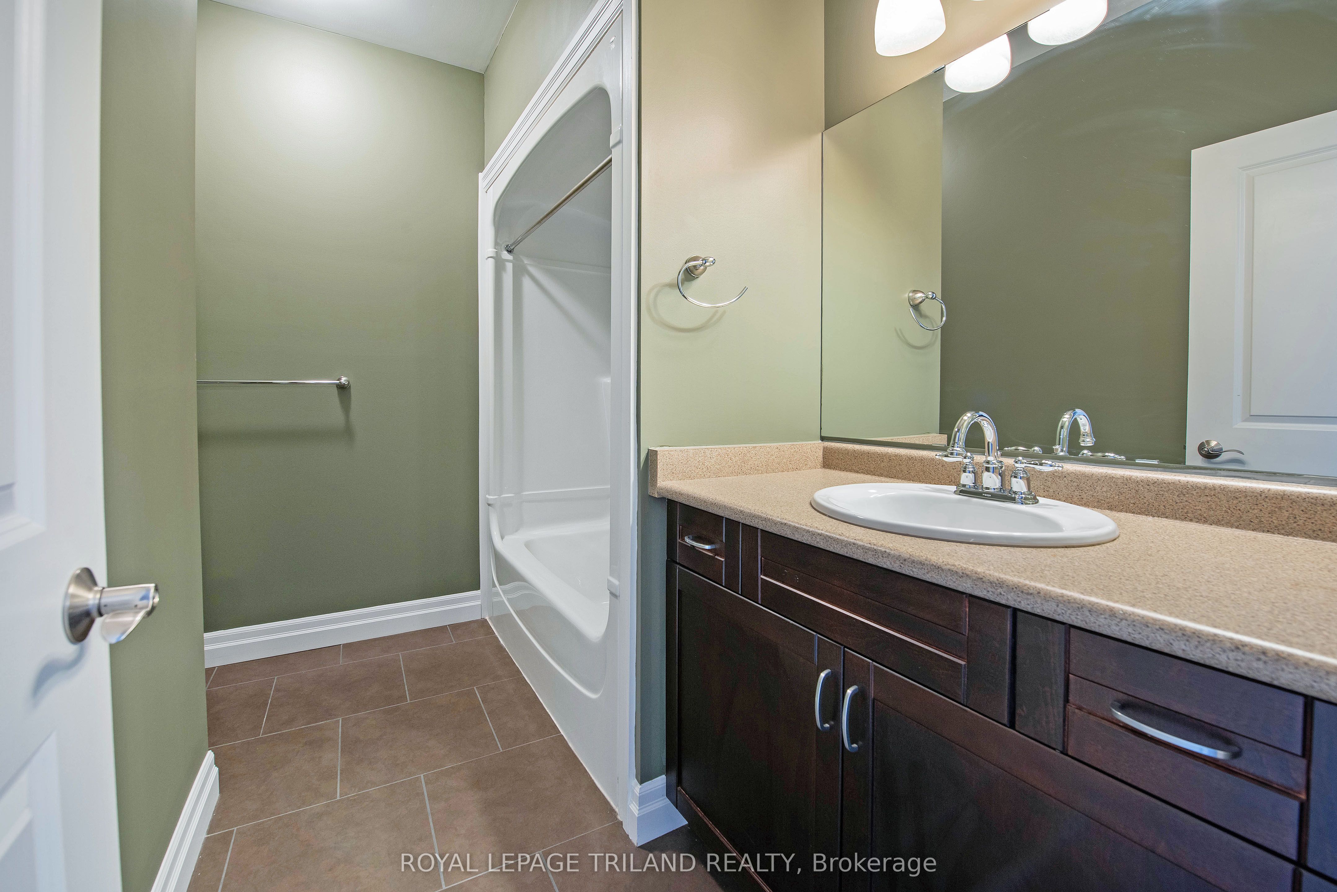 1571 Coronation Drive 9 Property Photo 7