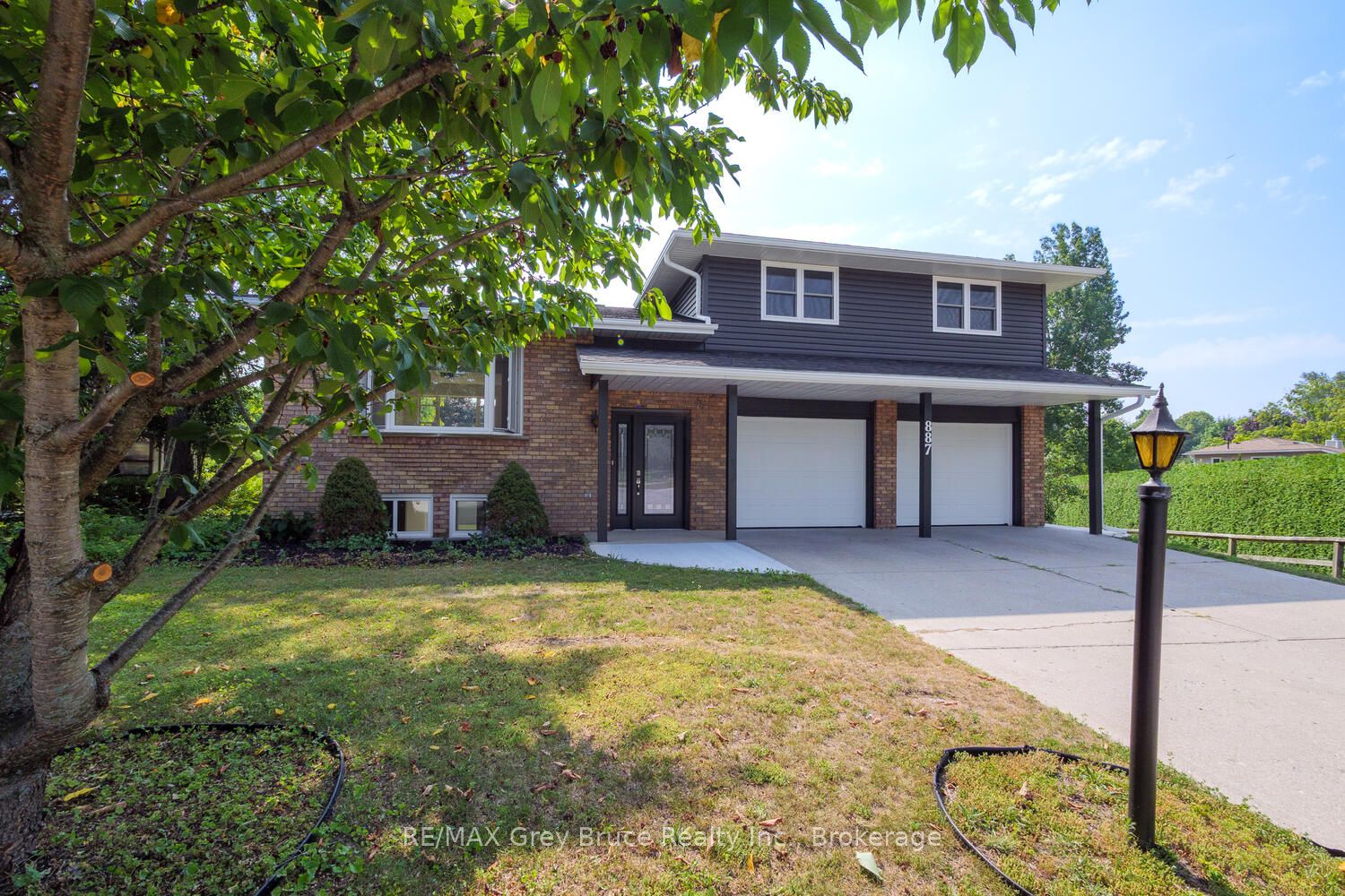 887 Nodwell Court Property Photo 1